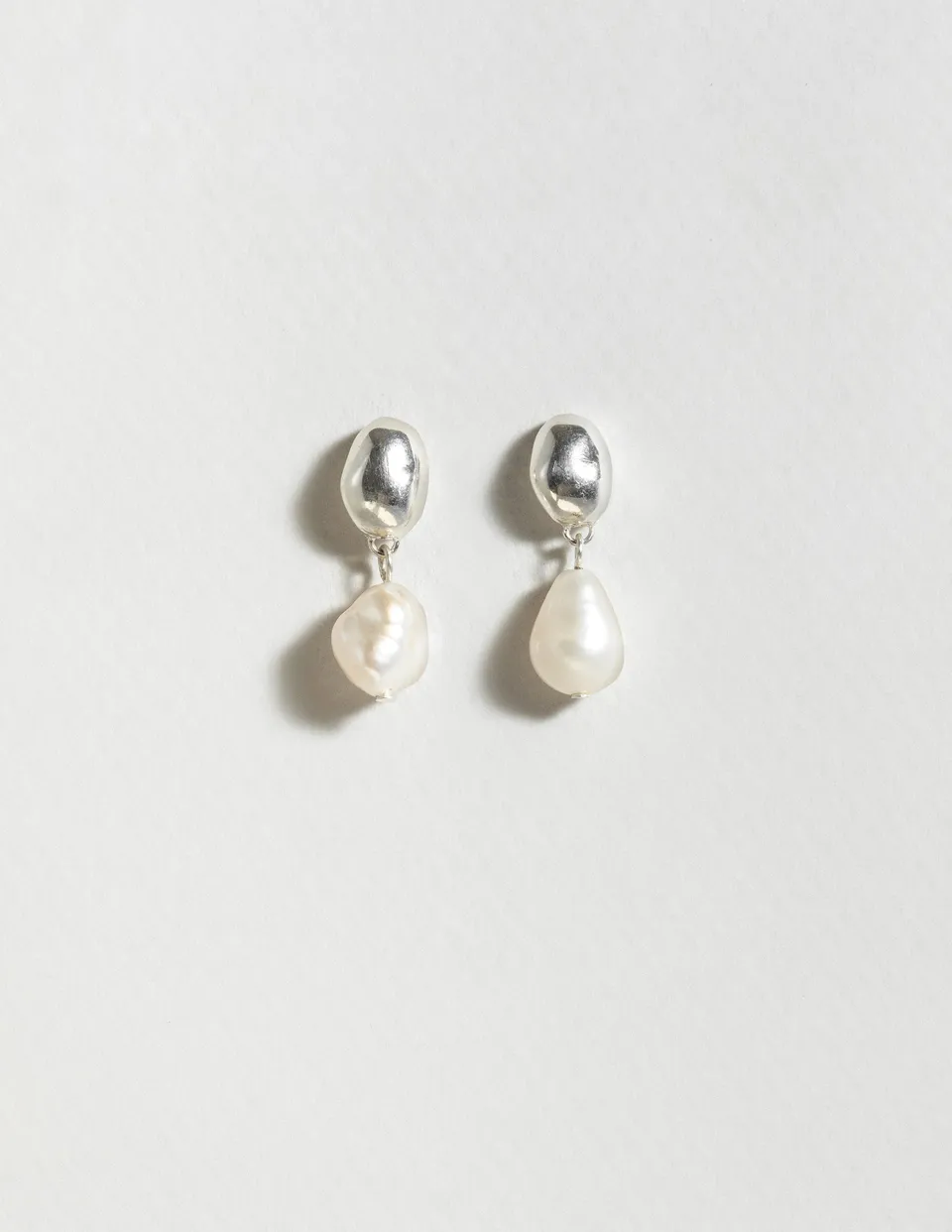 louise-damas-boucles-la-perle-perles-de-nacre-moul-es-et-perles-d-eau-douce-natu image 1