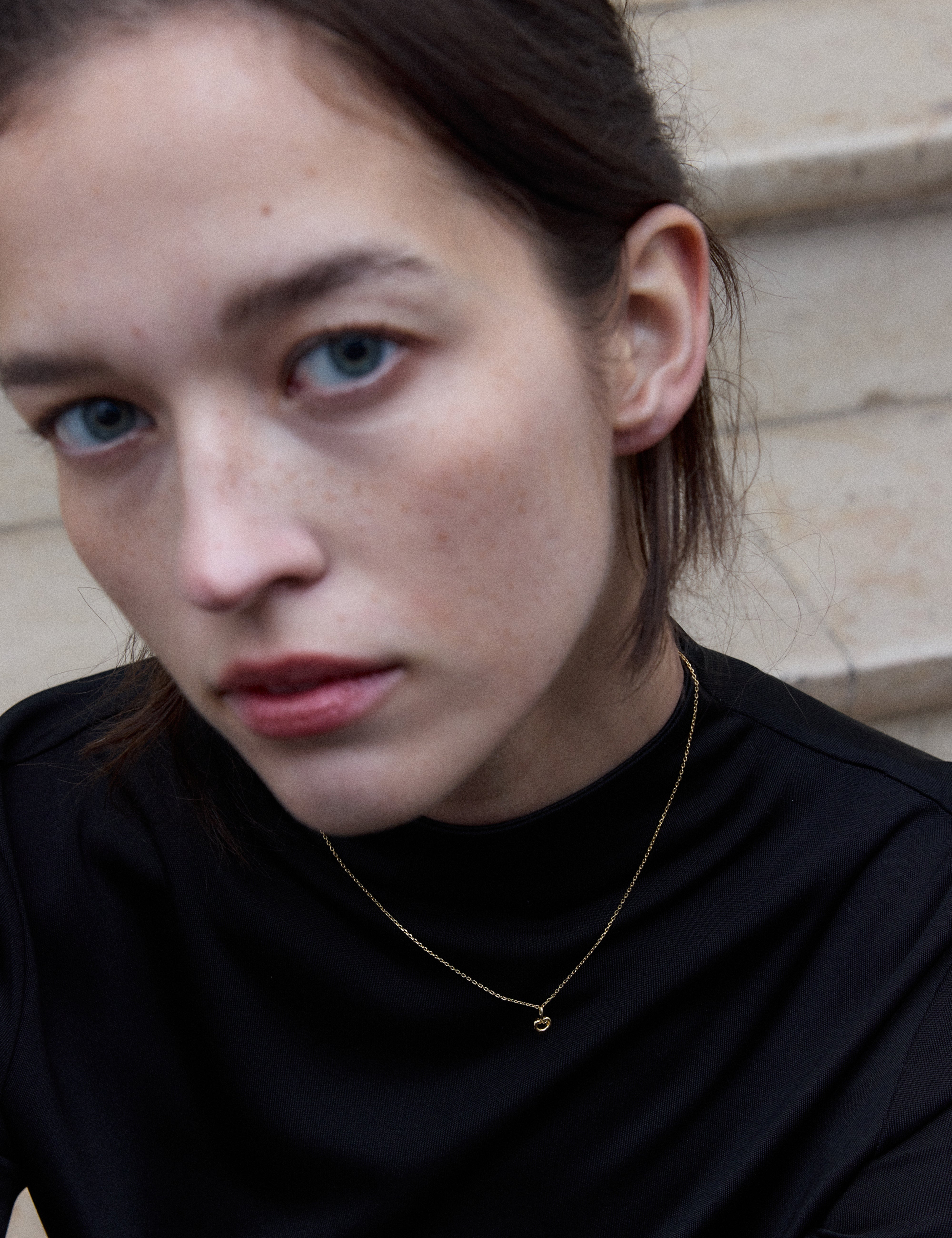 louise-damas-collier-le-minuscule-petit-pendentif-volutes-cha-ne-fine image 2