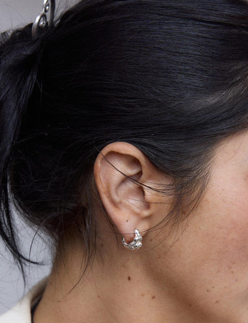 louise-damas-cr-oles-le-magma-petites-boucles-huggies-au-volume-irr-gulier-sculp image 3