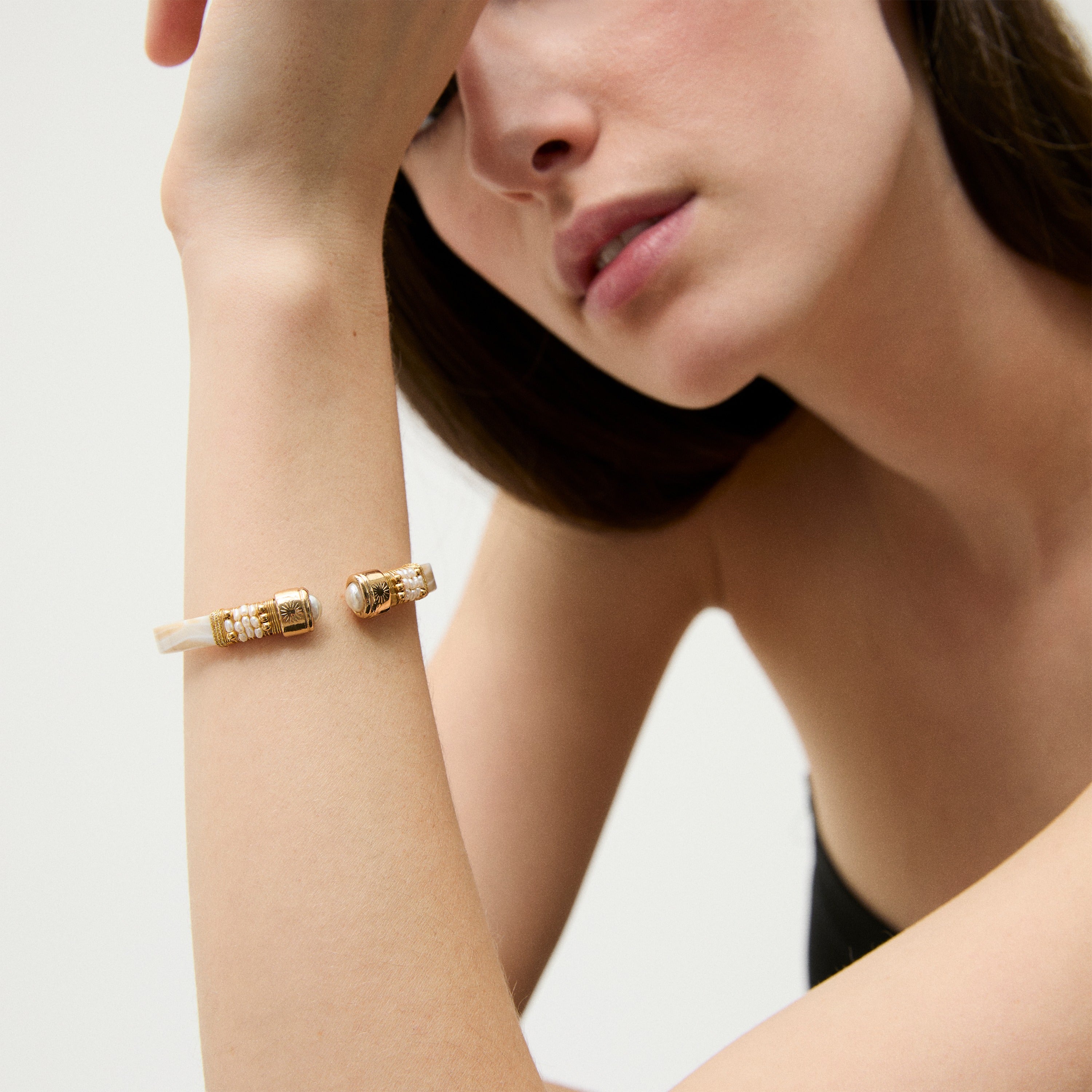 gas-bijoux-sarina-ac-tate-dor-bracelet-jonc-fin-emball-de-tissu-ivoire-avec-cabo image 2