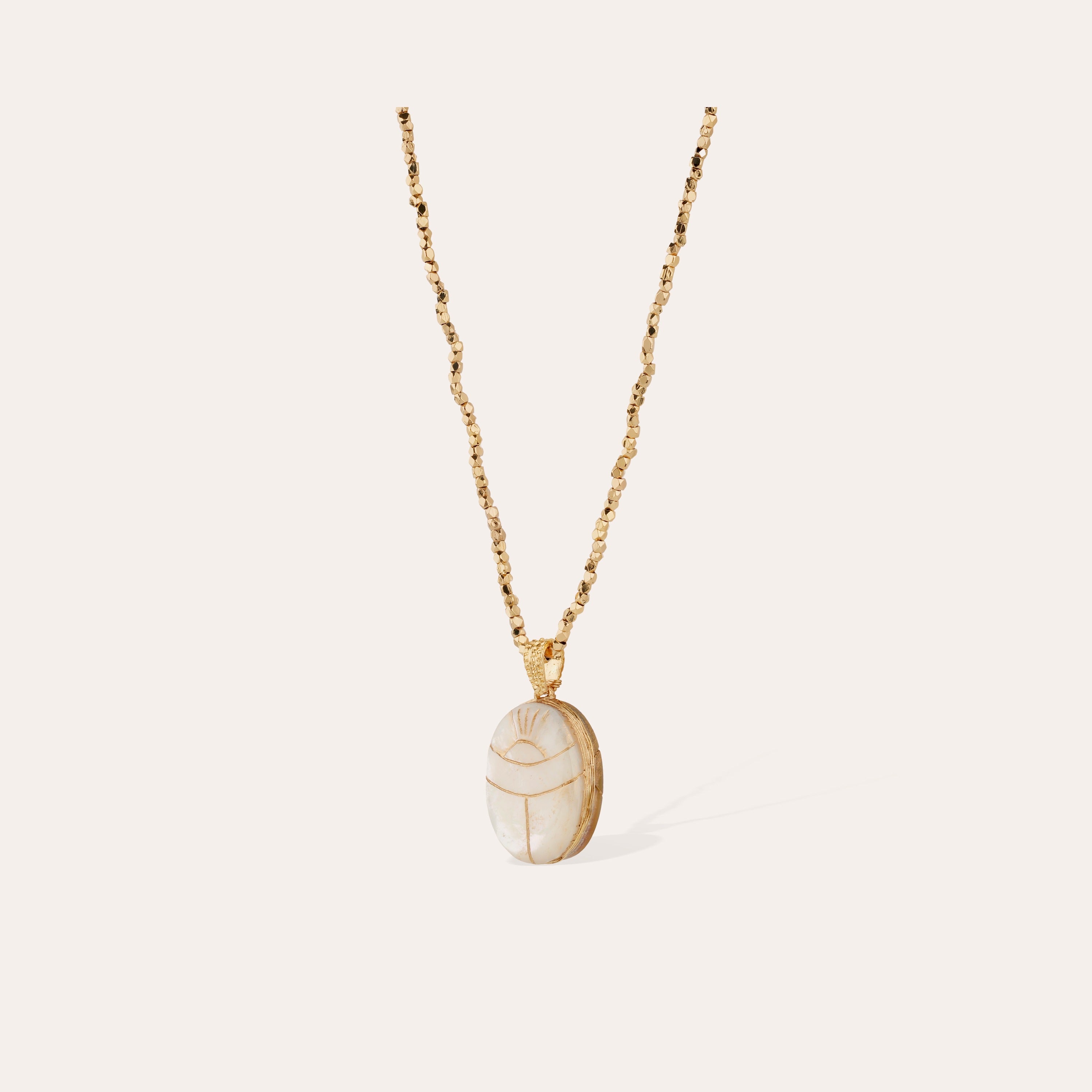 gas-bijoux-sautoir-lucky-scarab-e-nacre-blanche-perles-dor-es-facettes image 3