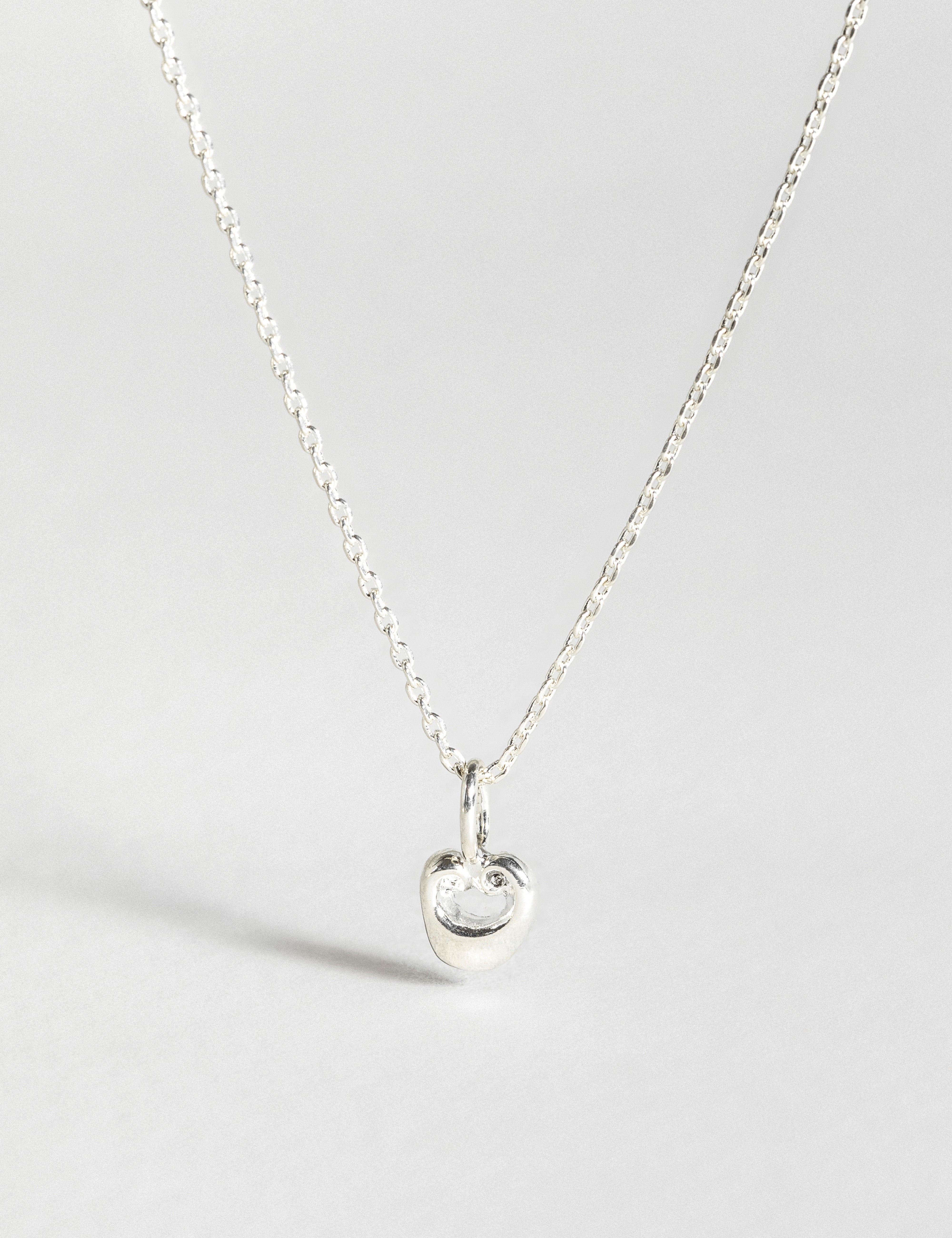 louise-damas-collier-le-minuscule-petit-pendentif-ajour-volutes-sur-cha-ne-fine image 1