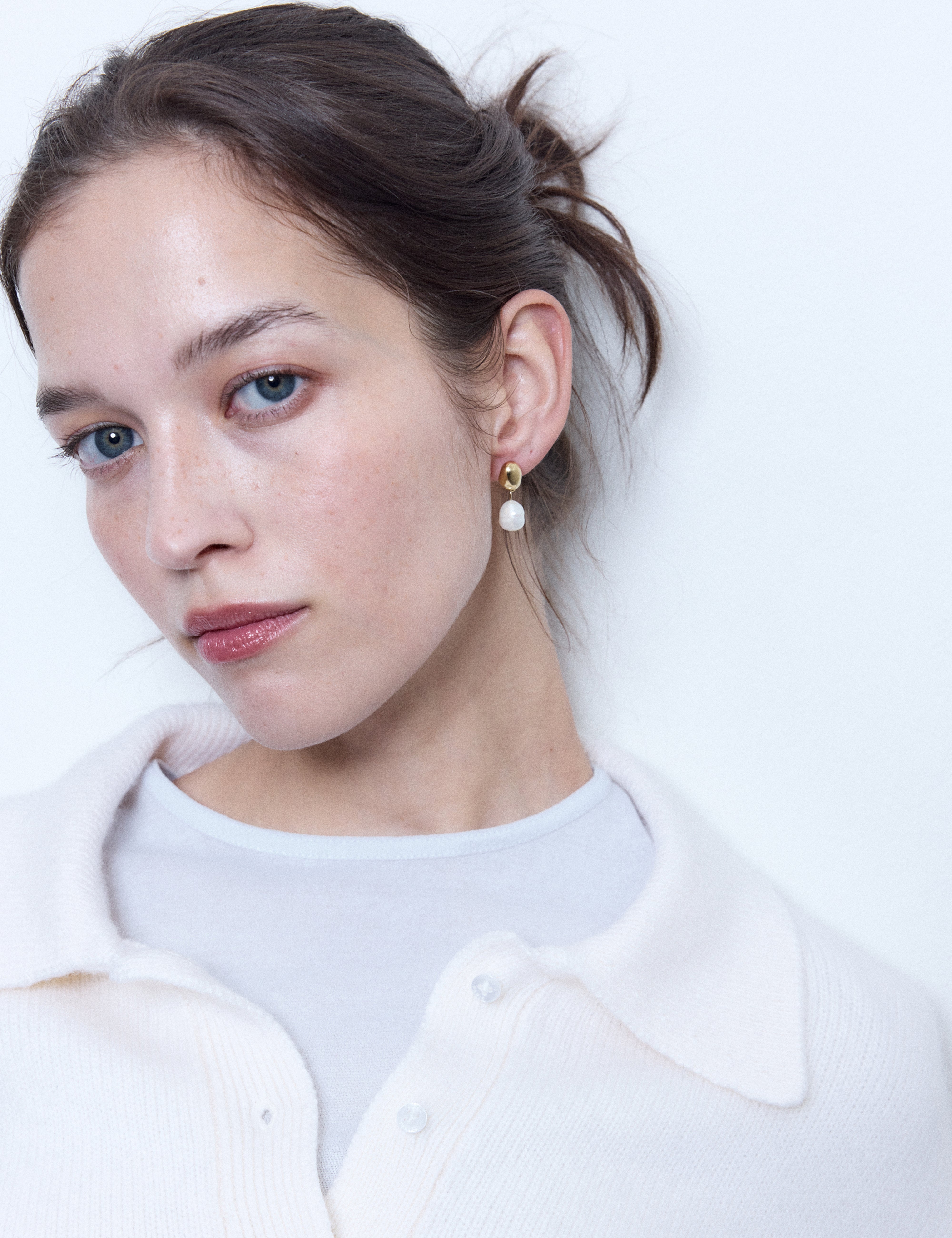 louise-damas-boucles-la-perle-perle-dor-e-moul-e-et-perle-d-eau-douce-naturelle image 2