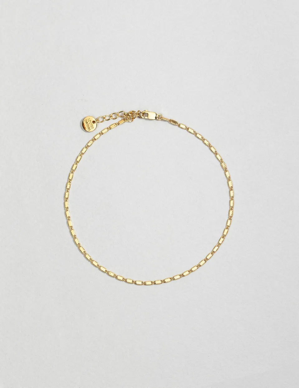 louise-damas-bracelet-la-dentelle-bracelet-maille-fine-et-plate-fini-cisel image 1