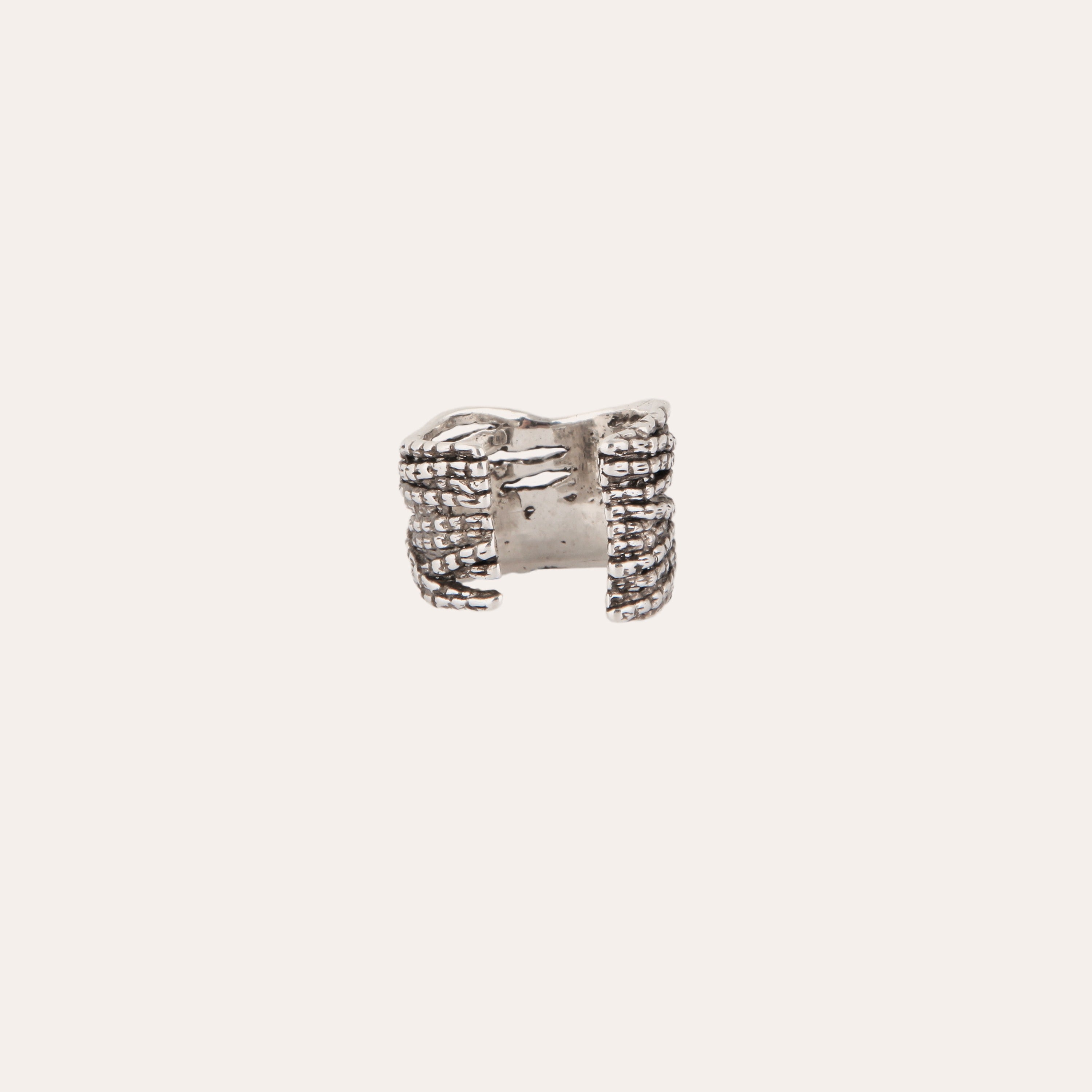 gas-bijoux-bague-liane-manchette-bague-argent-e-grav-e-et-martel-e-la-main image 2