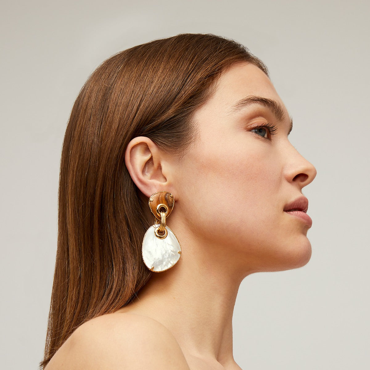 gas-bijoux-boucles-silia-grand-mod-le-bois-et-nacre-blanche-dor-es image 2