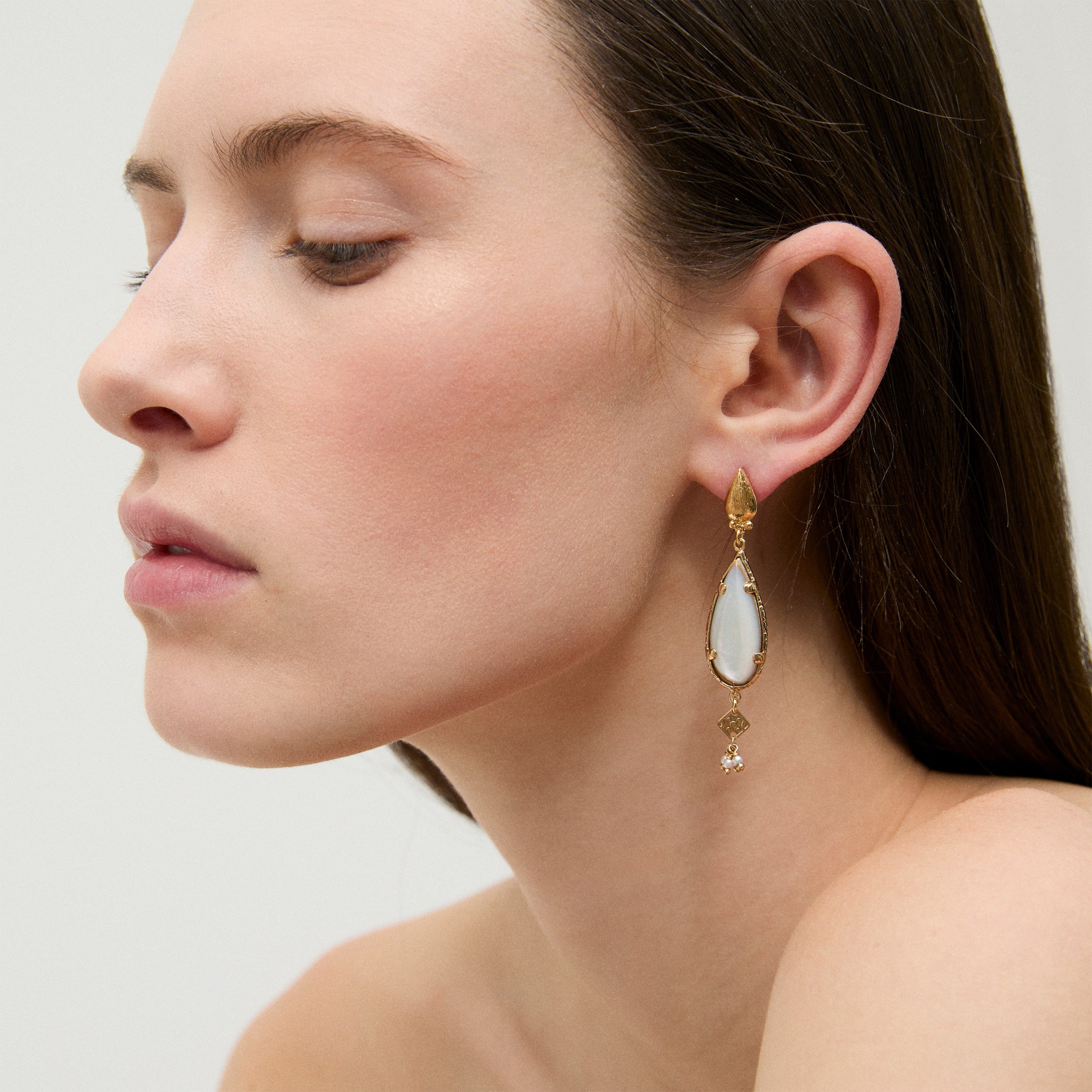 gas-bijoux-serti-goutte-boucles-d-oreilles-petit-mod-le-nacre-blanche image 2