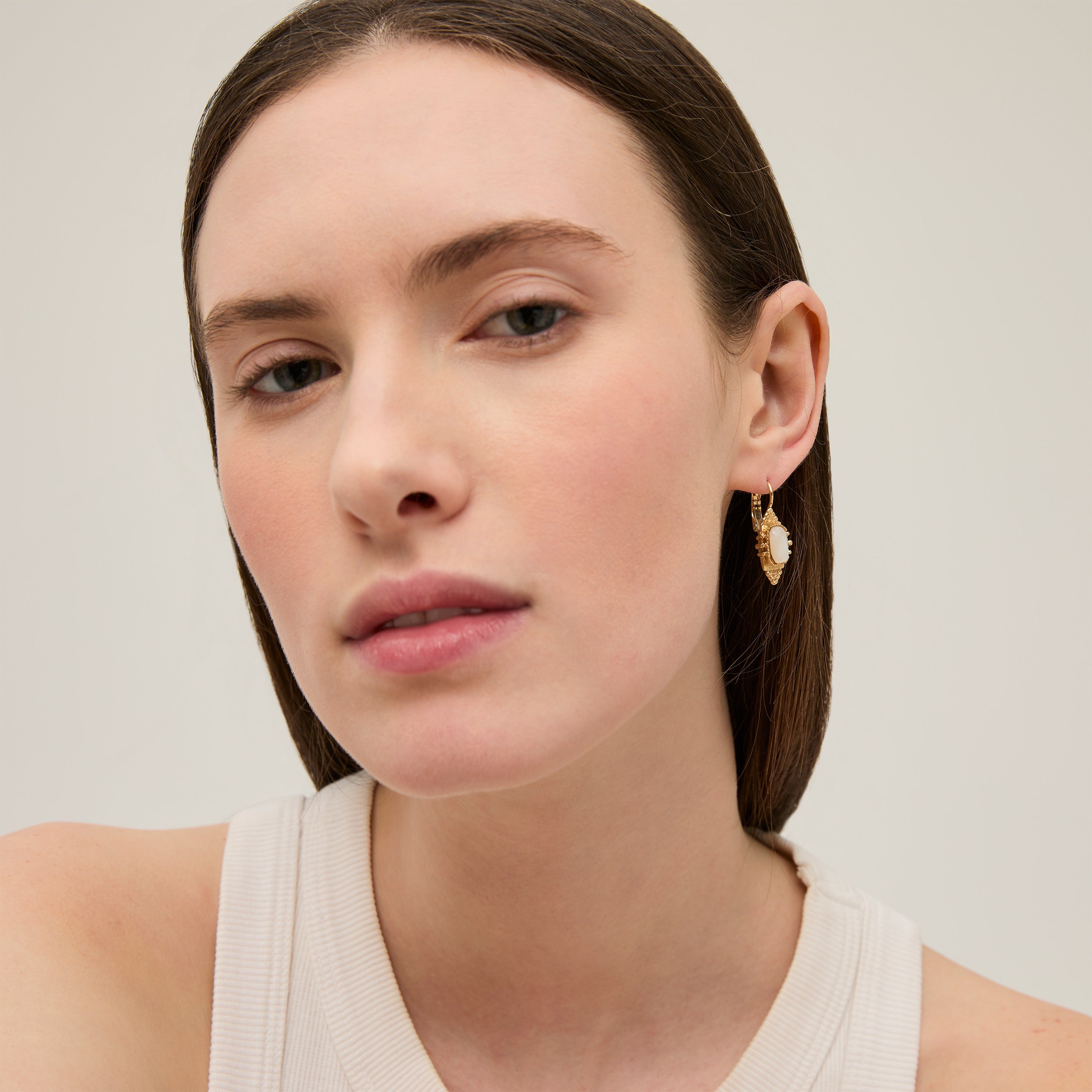 gas-bijoux-boucles-d-oreilles-serti-talisman-nacre-blanche image 2