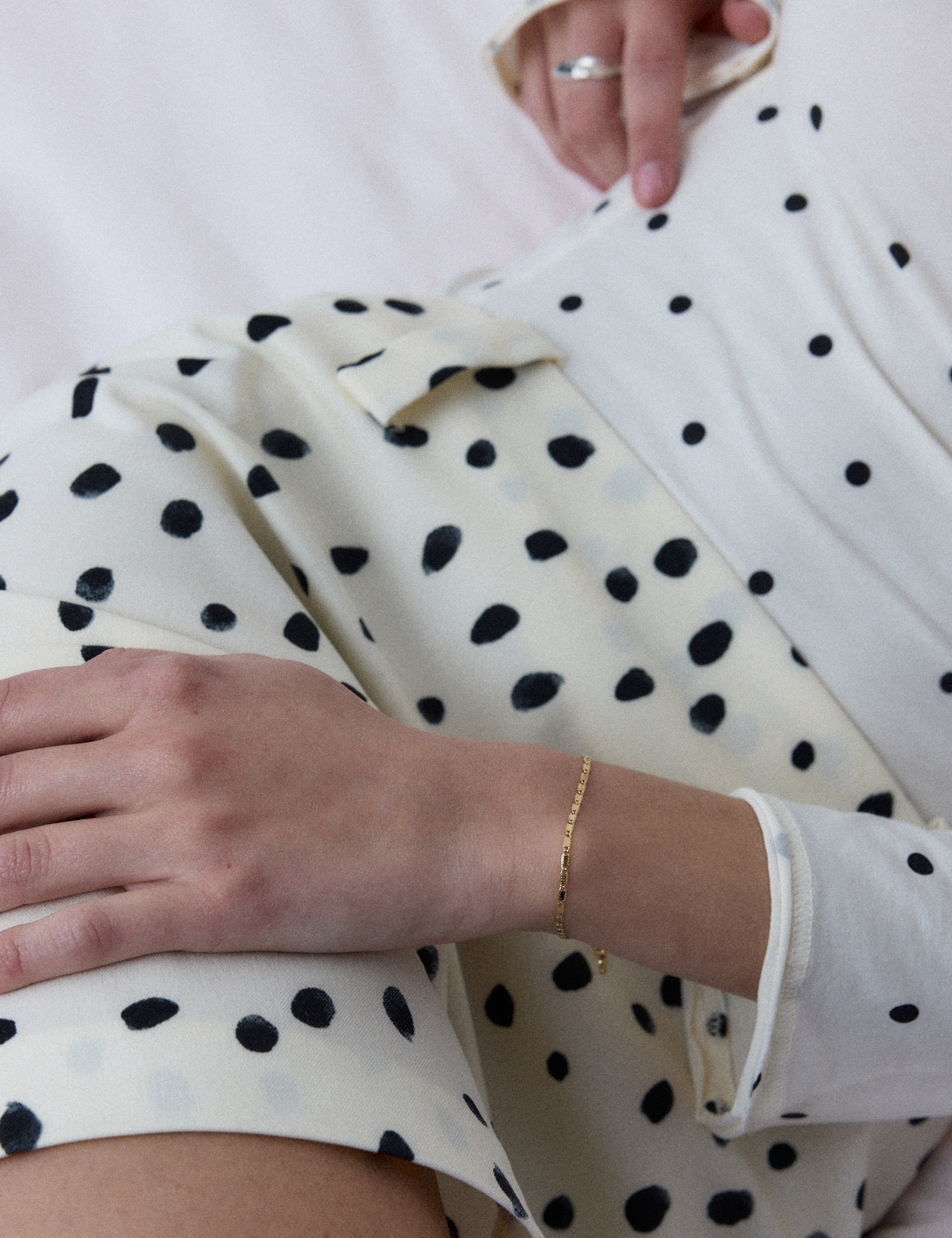 louise-damas-bracelet-la-dentelle-bracelet-maille-fine-et-plate-fini-cisel image 4