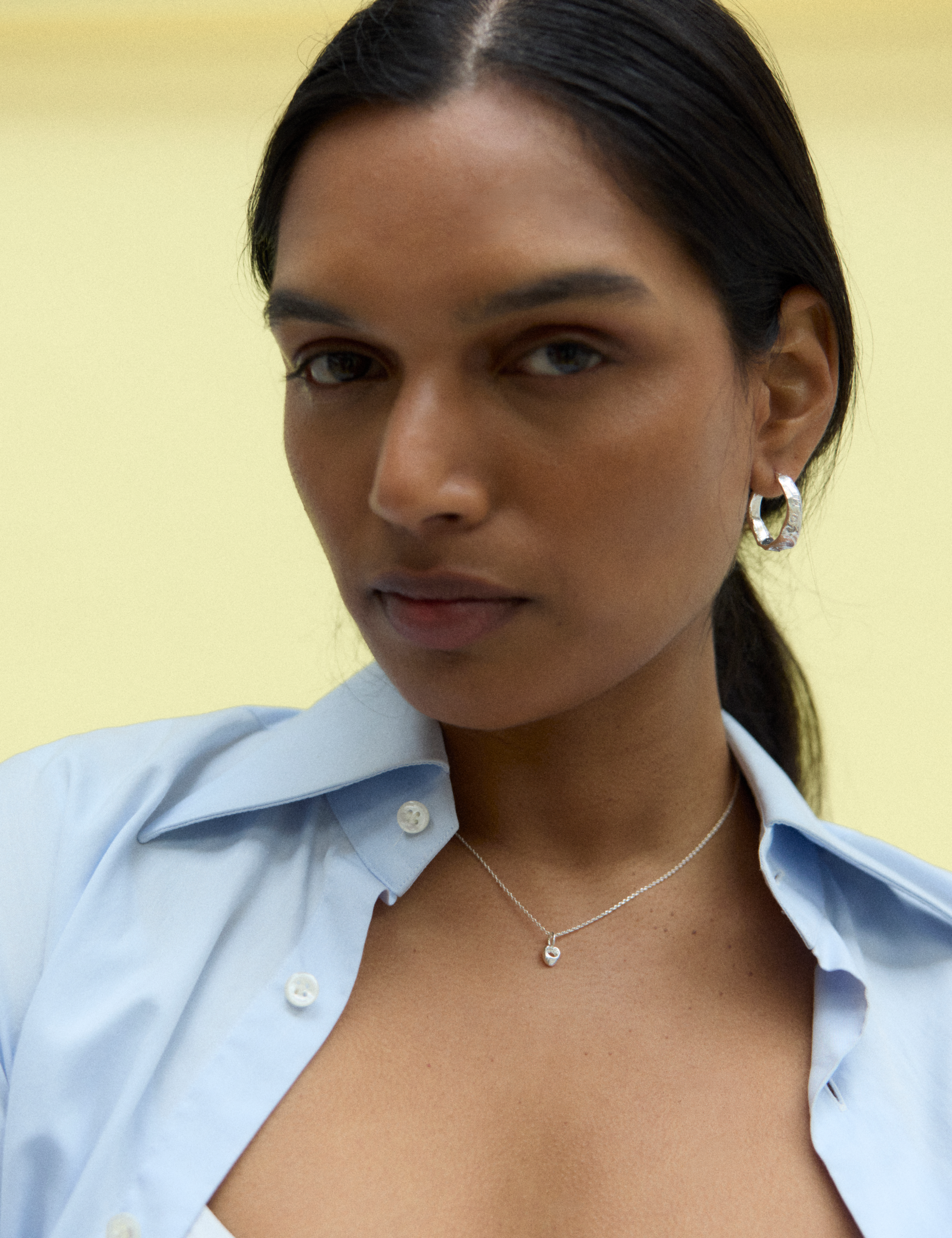 louise-damas-collier-le-minuscule-petit-pendentif-ajour-volutes-sur-cha-ne-fine image 4