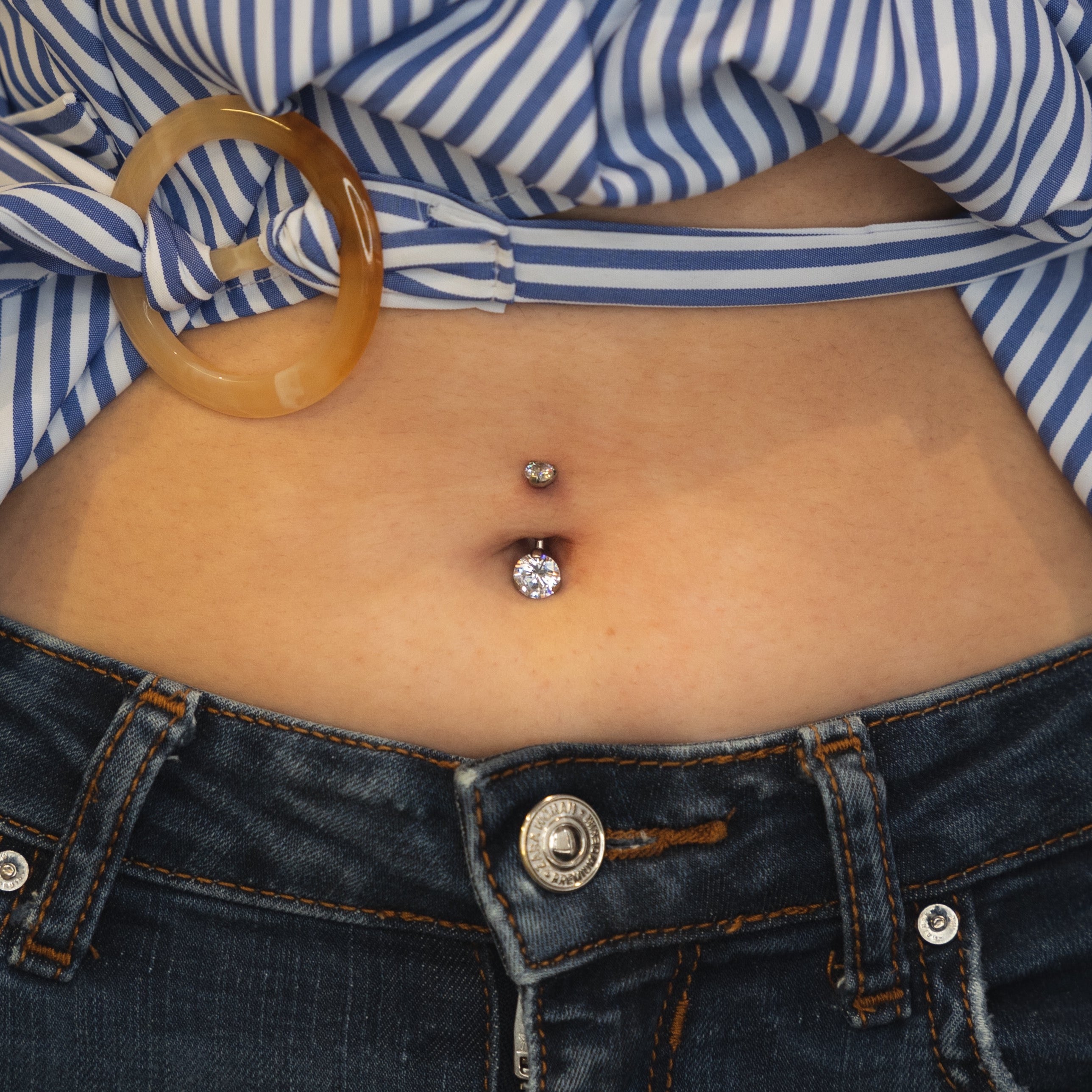 obsidian-piercing-zaniah-piercing-de-nombril-double-zircon-griff-titane-grade-im image 3