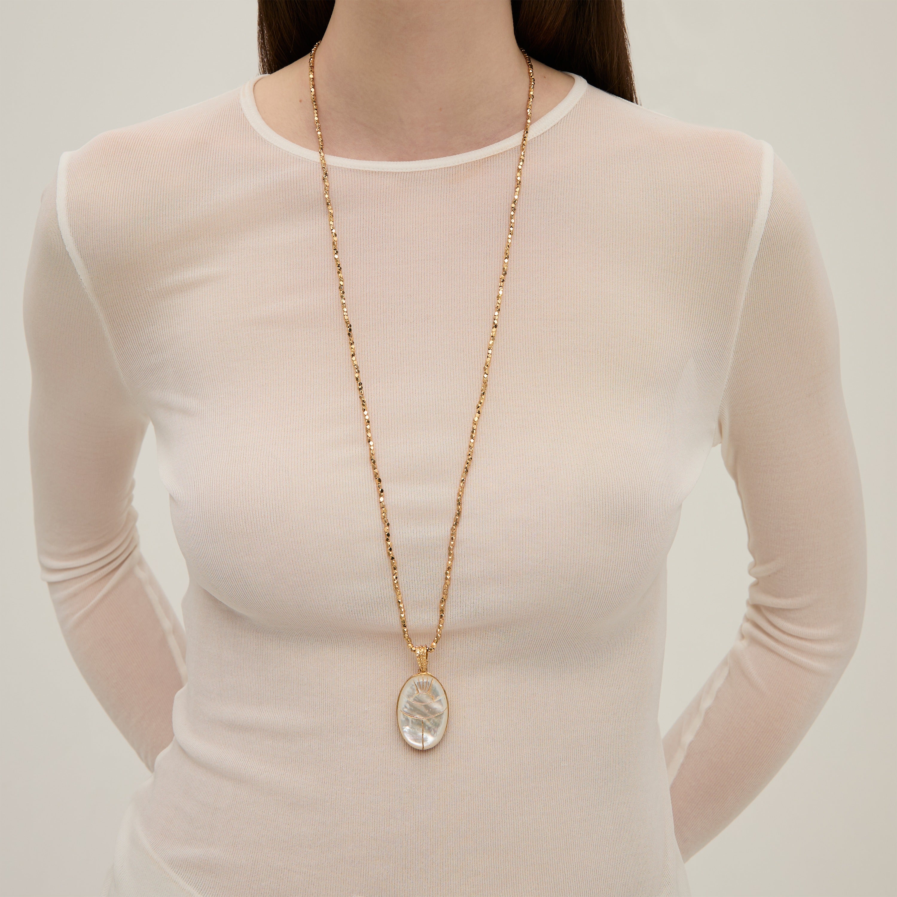 gas-bijoux-sautoir-lucky-scarab-e-nacre-blanche-perles-dor-es-facettes image 2