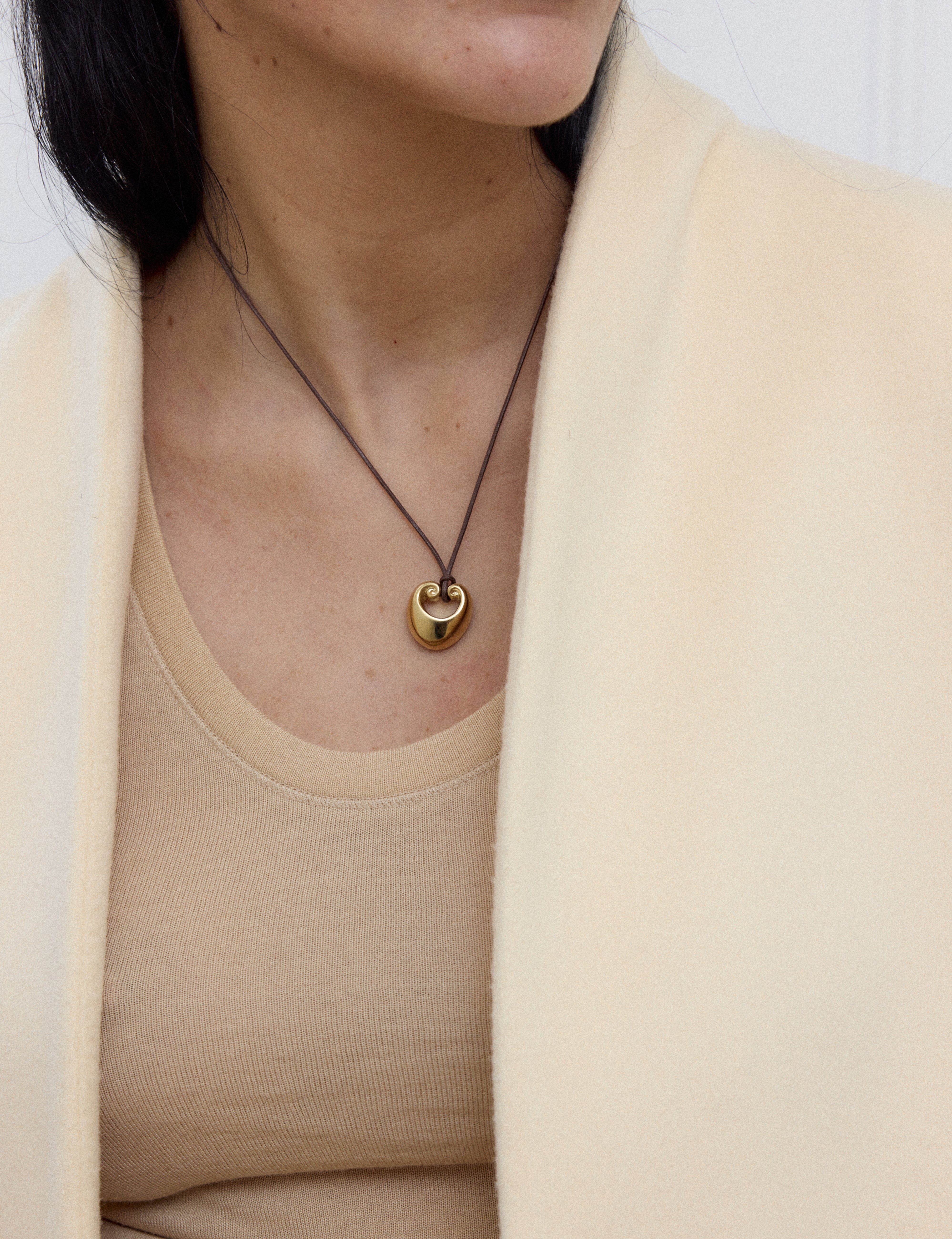 louise-damas-collier-le-bomb image 2