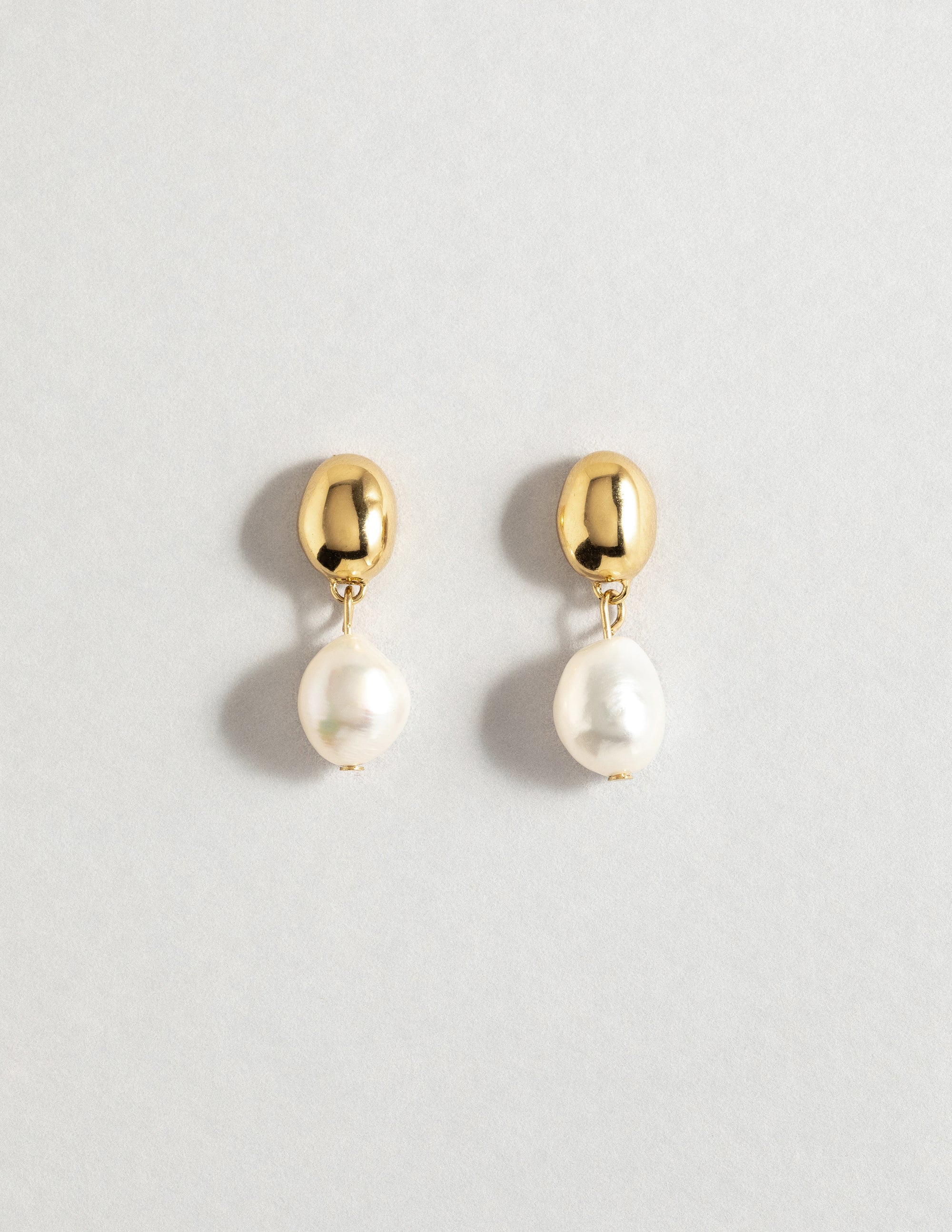 louise-damas-boucles-la-perle-perle-dor-e-moul-e-et-perle-d-eau-douce-naturelle image 1