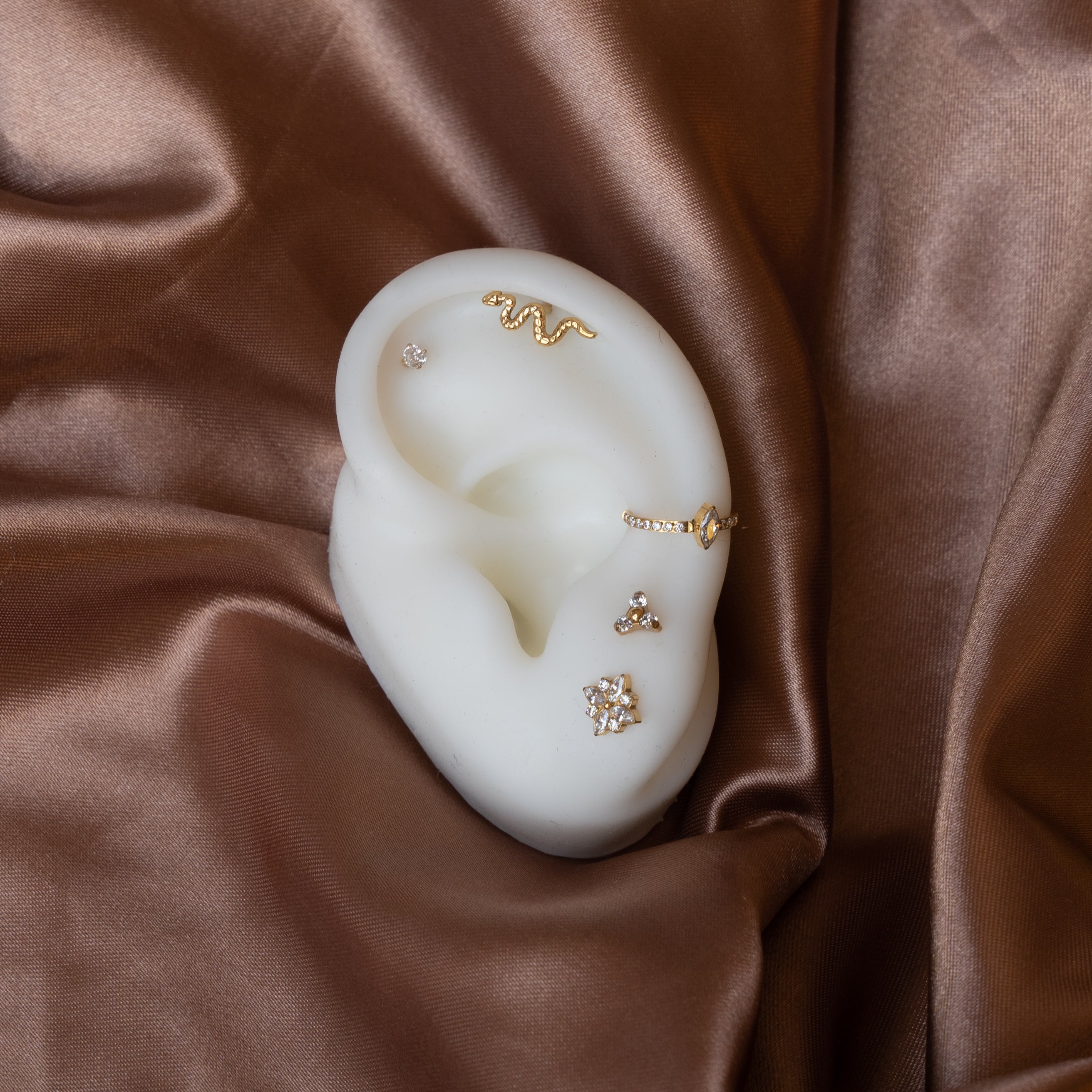 obsidian-piercing-serpent-barre-titane-vissage-interne-poli-miroir-motif-serpent image 3