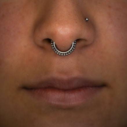 obsidian-piercing-ankaa-anneau-clicker-cascade-de-billes-en-titane-pour-daith-et image 3