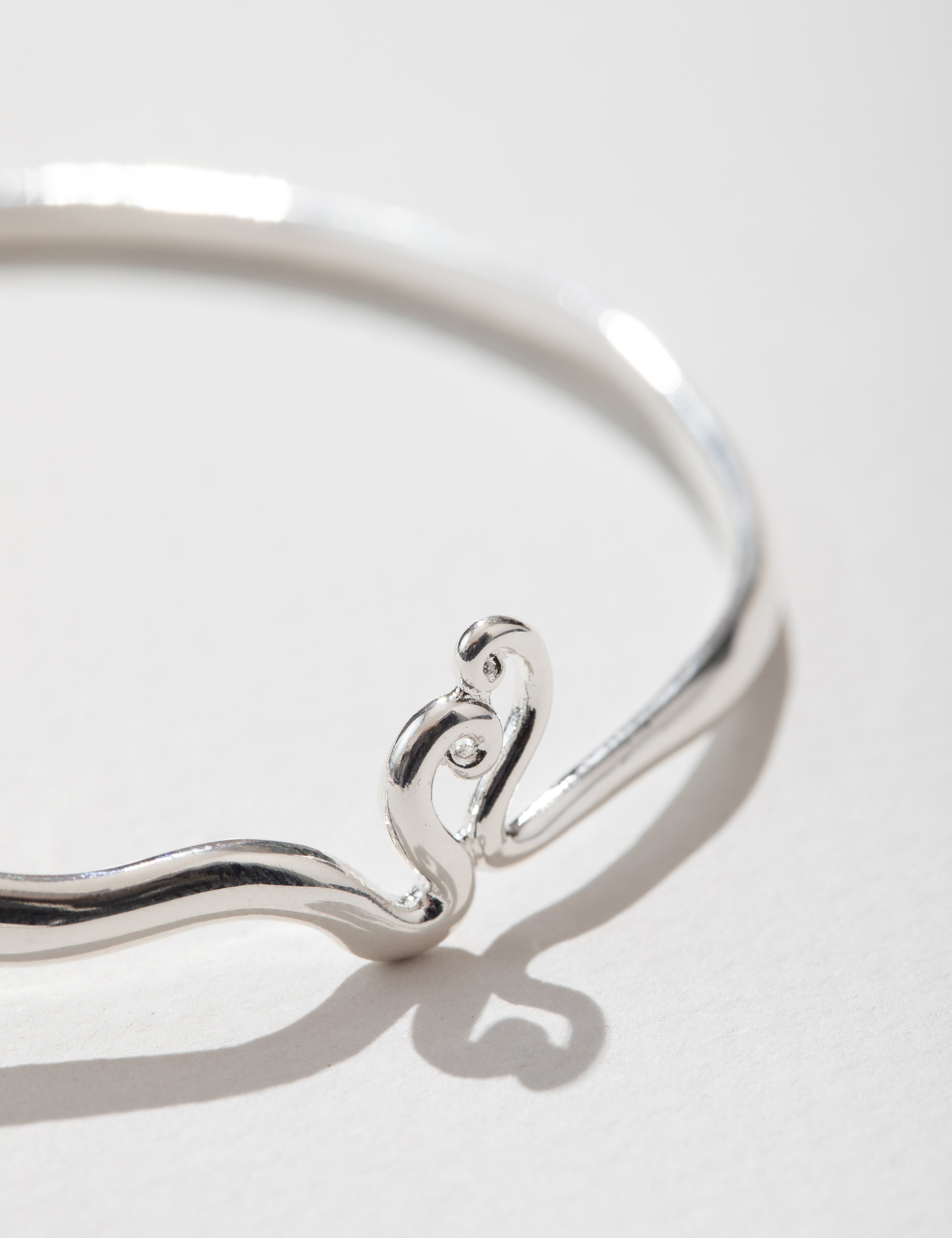 louise-damas-bracelet-les-volutes-jonc-fin-motif-de-volutes-sculpt-es image 6