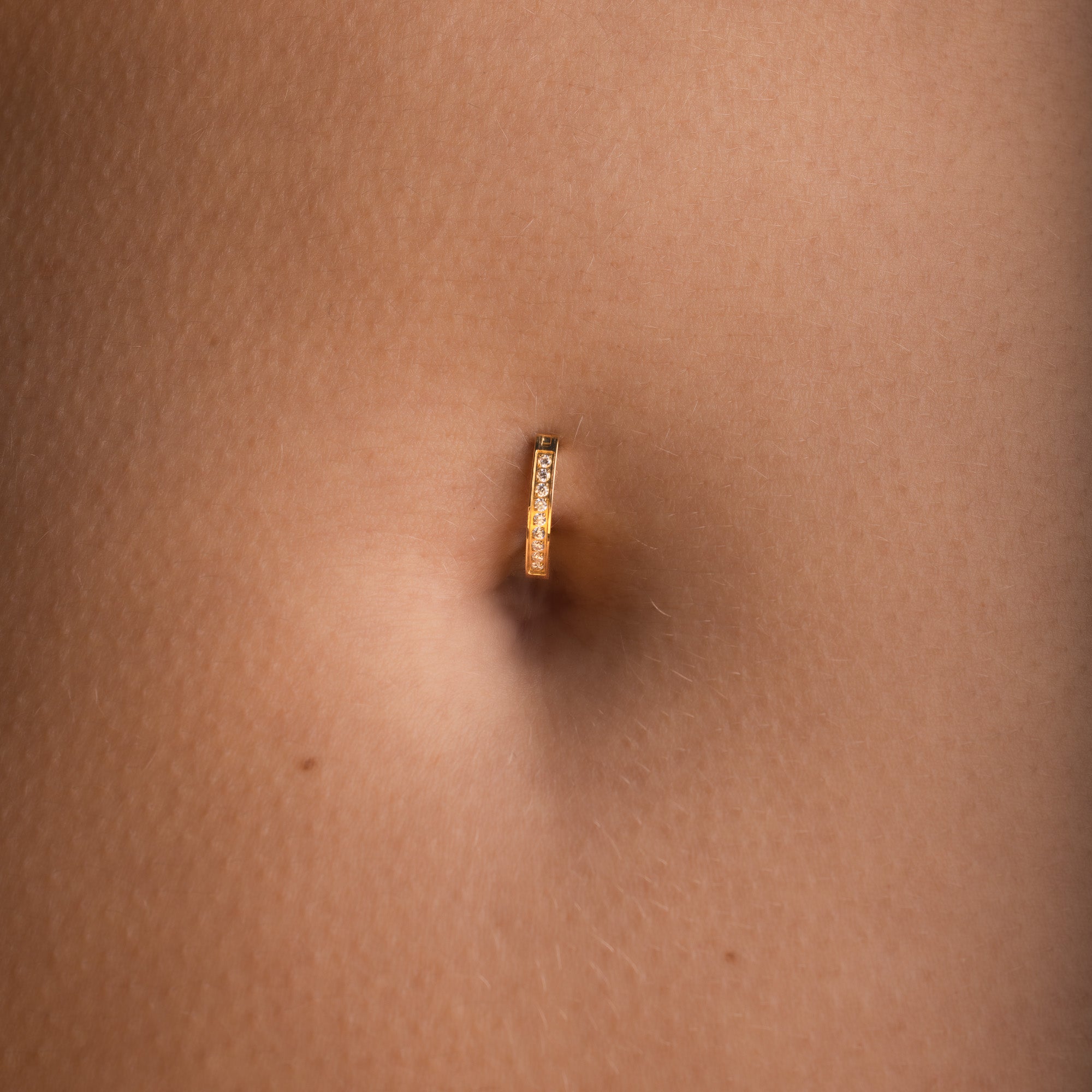 obsidian-piercing-sappho-bijou-de-nombril-clicker-titane-pvd-gold-et-zircons image 2
