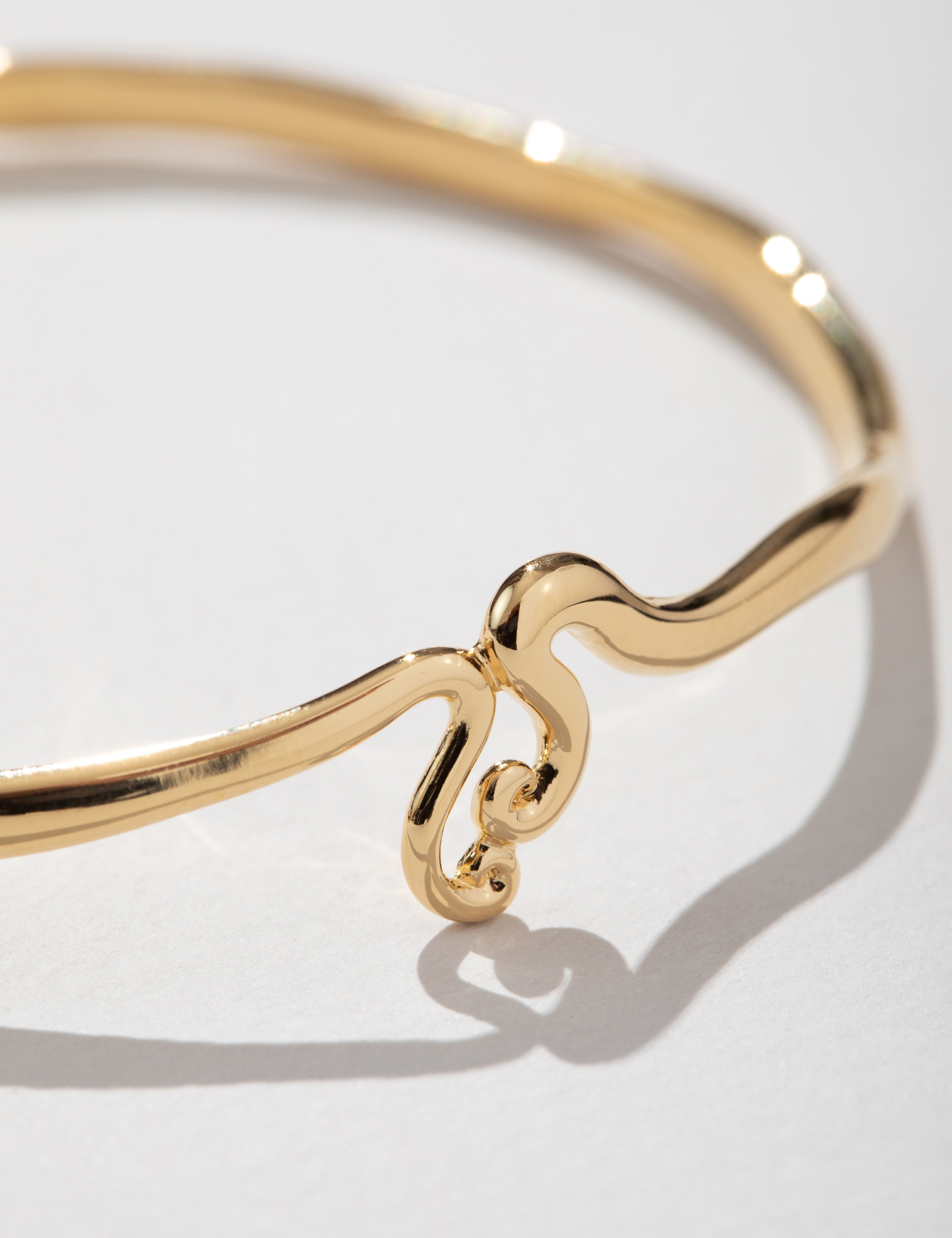 louise-damas-bracelet-les-volutes-jonc-fin-poli-motif-volutes image 5
