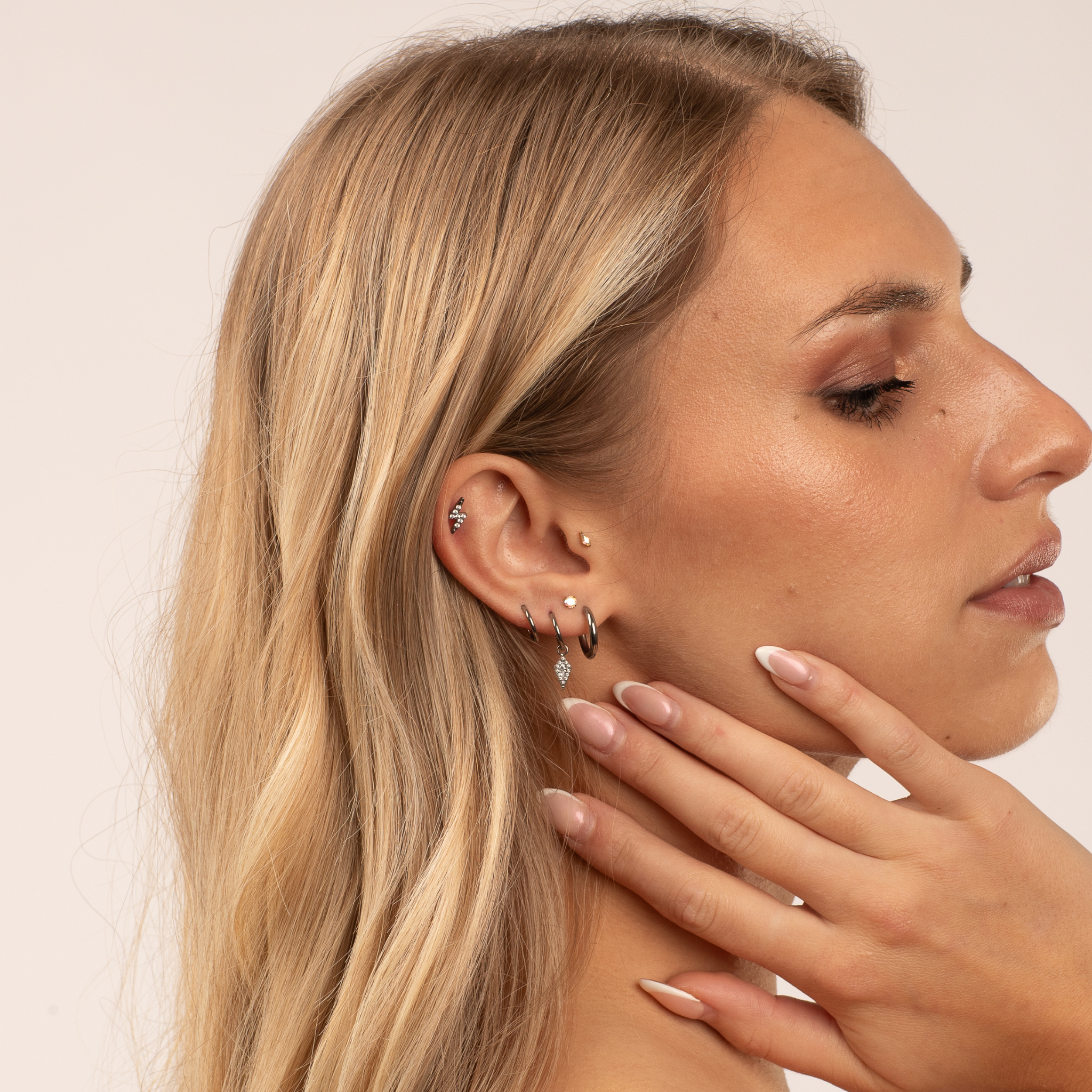 obsidian-piercing-rapha-l-piercing-losange-zircon-holographique-en-titane-vissag image 2
