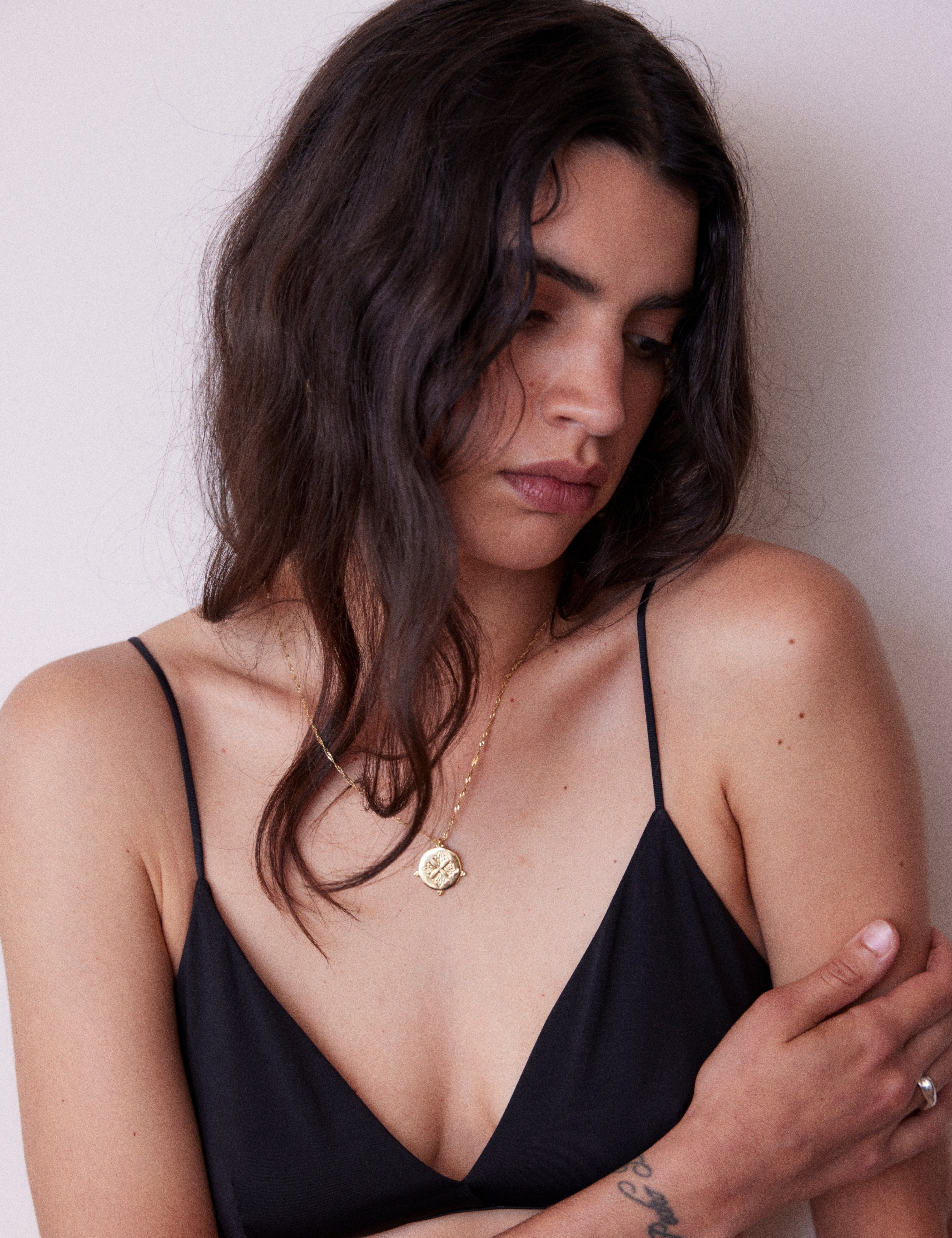 louise-damas-collier-le-sceau-collier-long-m-daille-v-g-tale-sur-cha-ne-torsad-e image 2