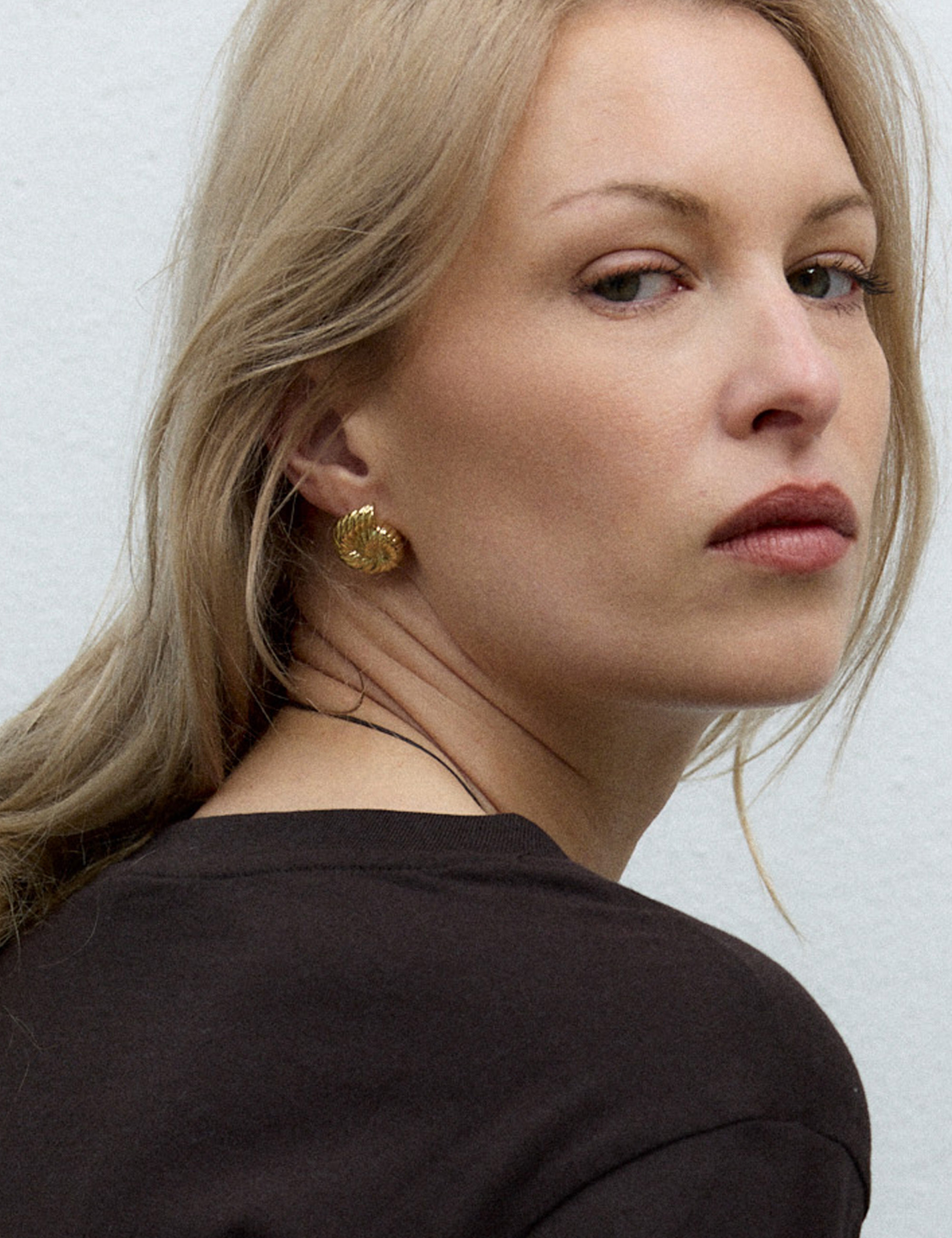 louise-damas-boucles-l-ammonite-boucles-spirale-fossile-sculpt-e image 2