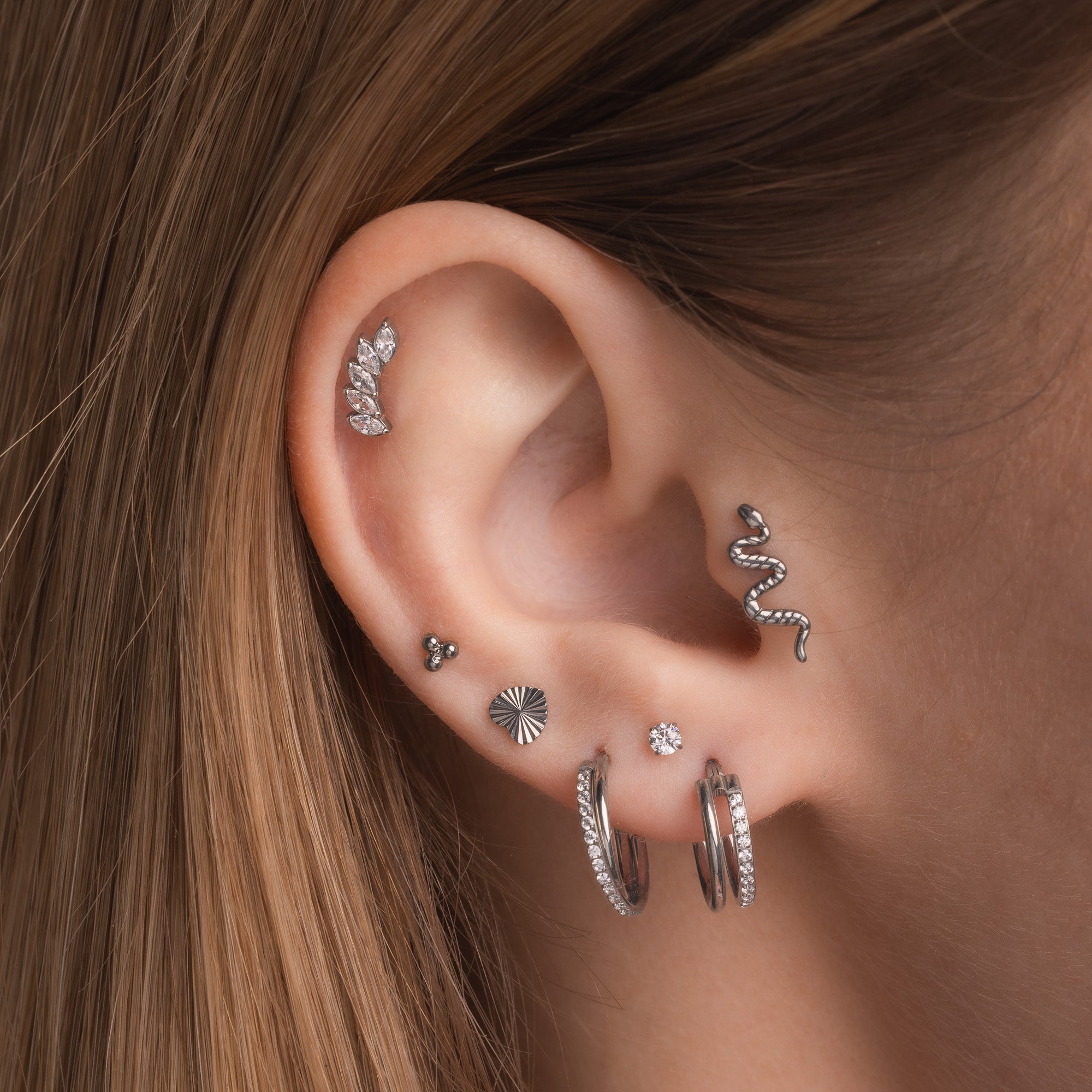 obsidian-piercing-serpent-barre-titane-vissage-interne-poli-miroir-motif-serpent image 5