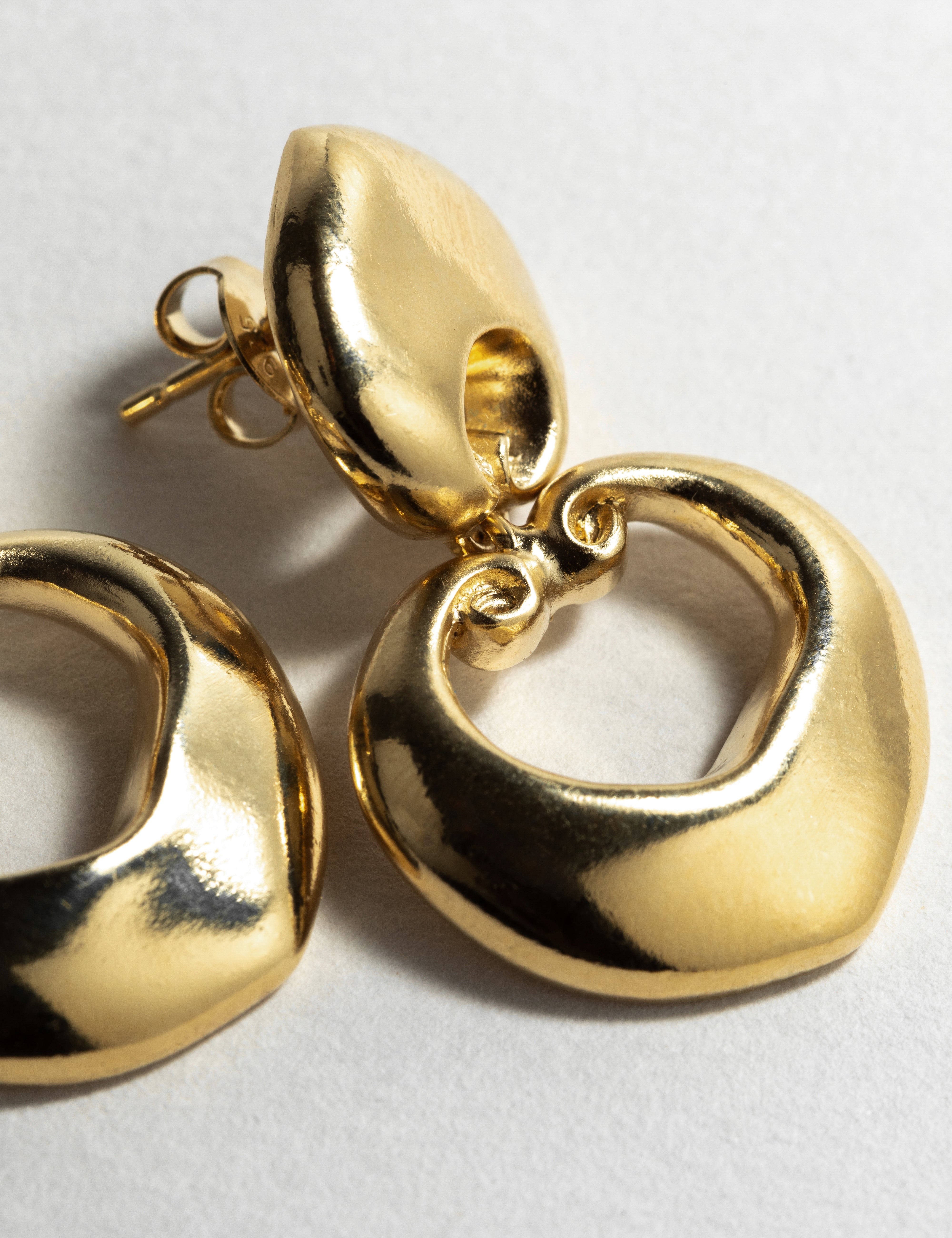 louise-damas-boucles-les-volutes-boucles-articul-es-volumes-bomb-s-ajour-s image 4