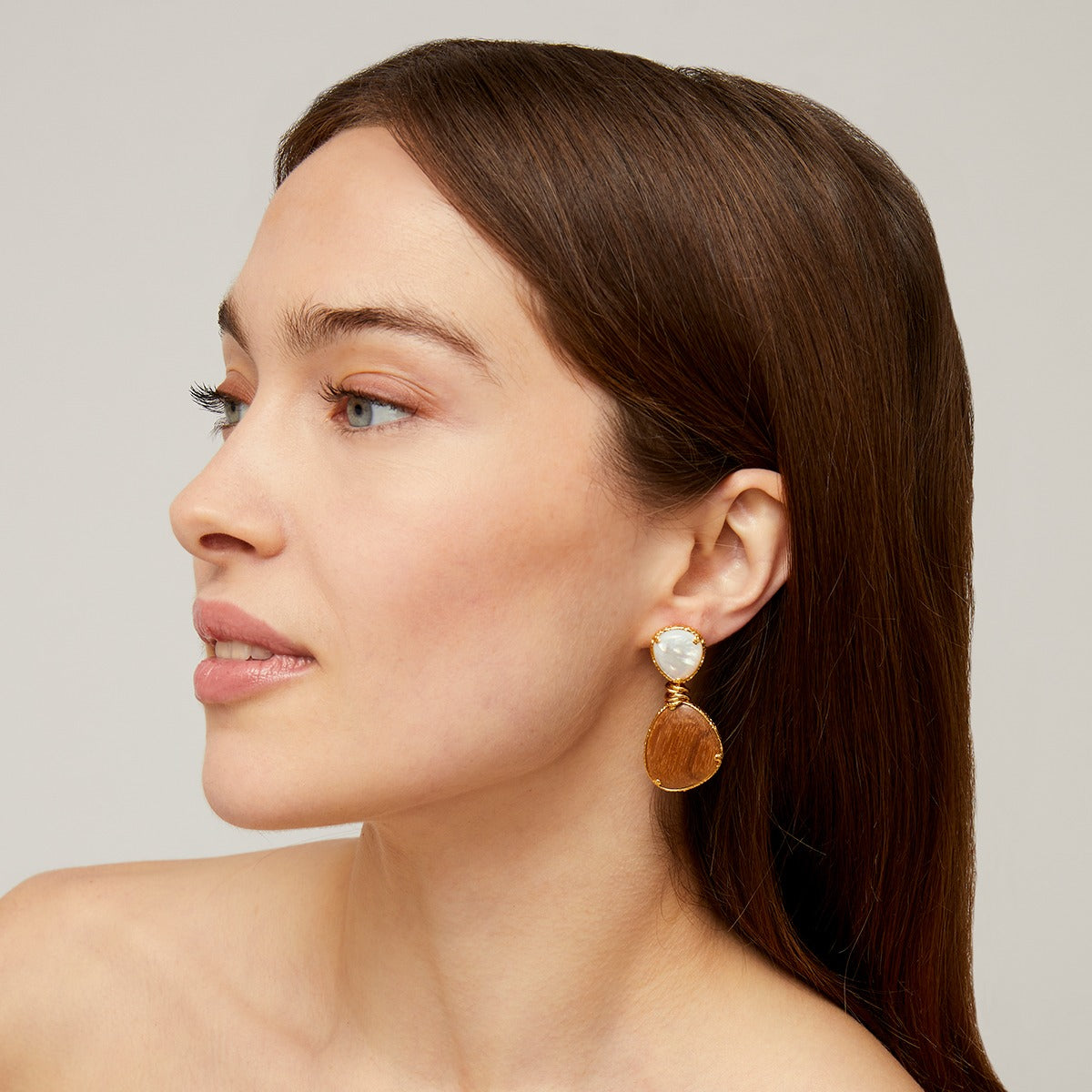 gas-bijoux-boucles-d-oreilles-silia-bois-de-rose-nacre-blanche-monture-dor-e-l-o image 2