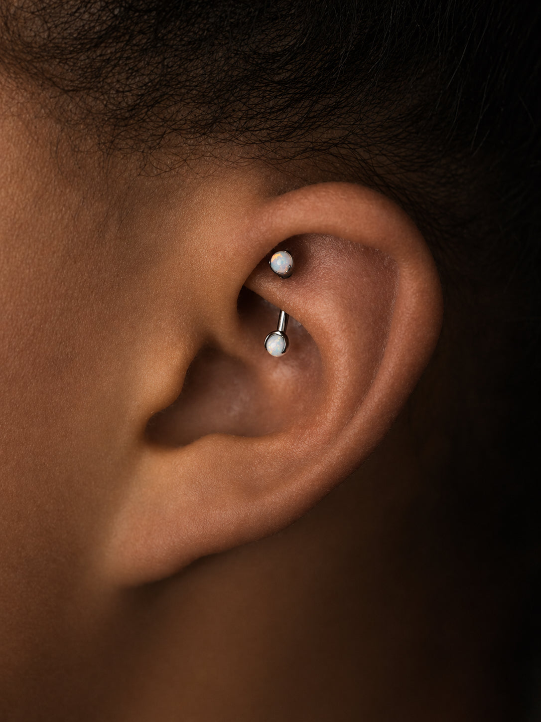 obsidian-piercing-barre-courb-e-opale-blanche-piercing-rook-en-titane image 2