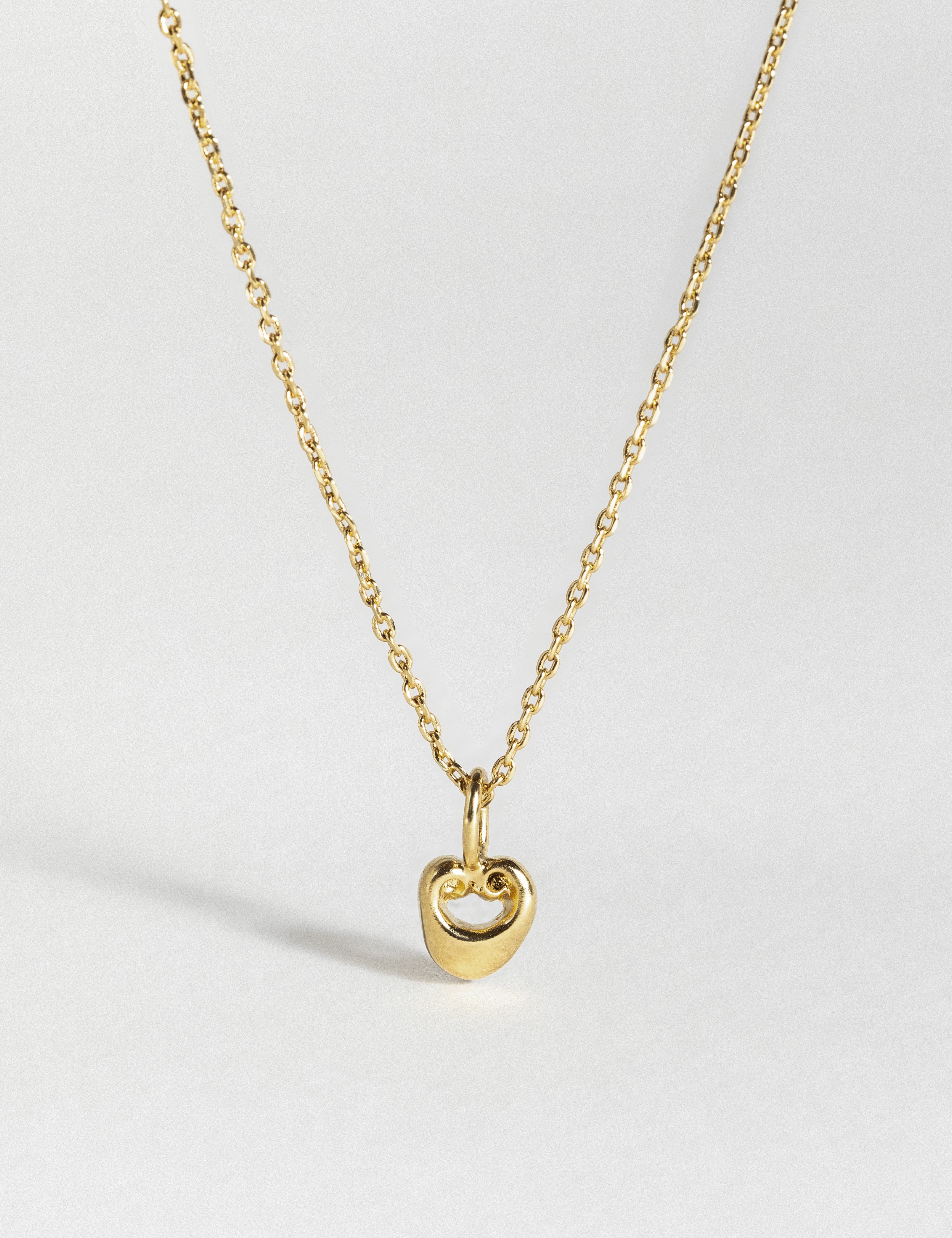 louise-damas-collier-le-minuscule-petit-pendentif-volutes-cha-ne-fine image 1