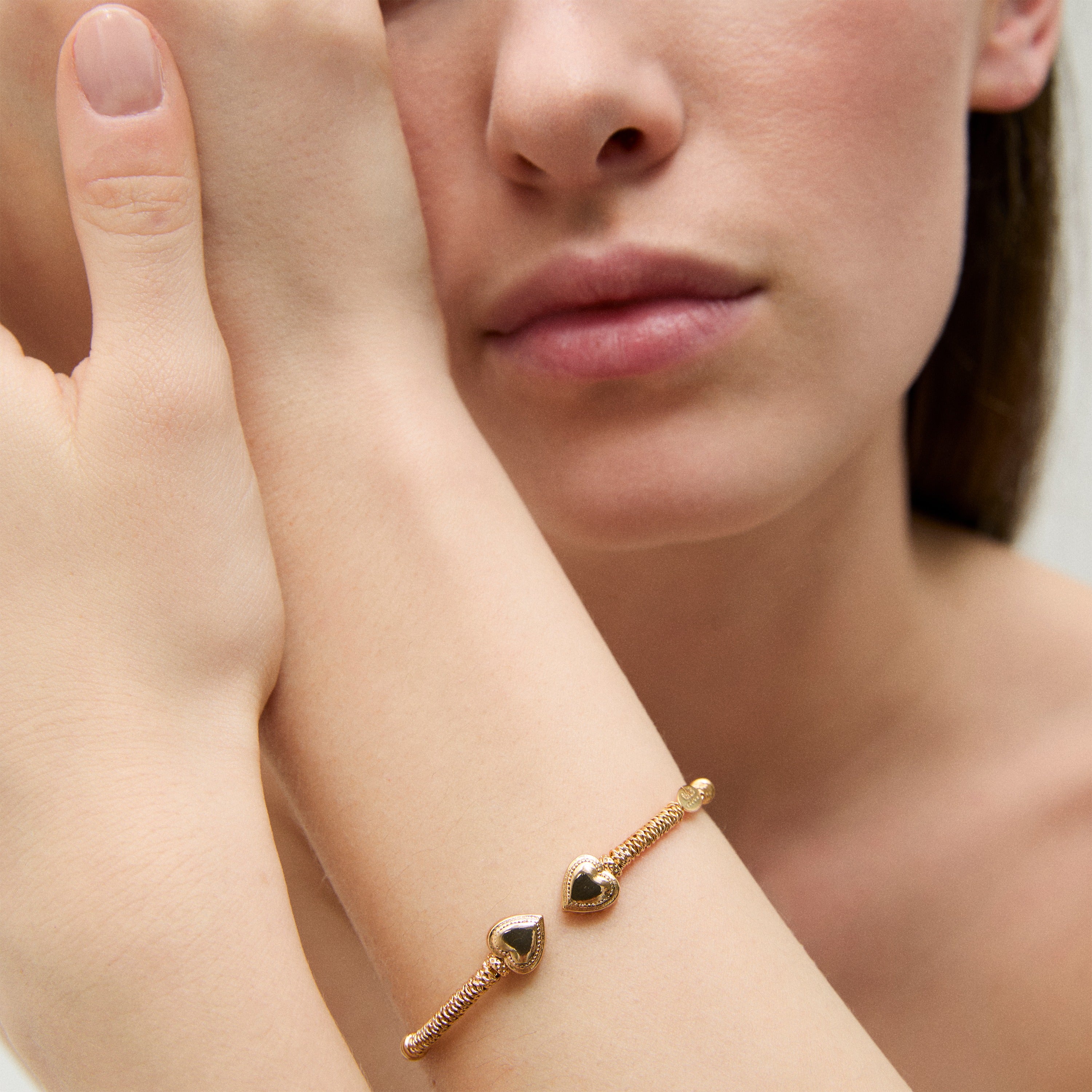 gas-bijoux-bracelet-jonc-duality-amore-dor-l-or-fin-deux-c-urs-grav-s-sertis-de- image 2