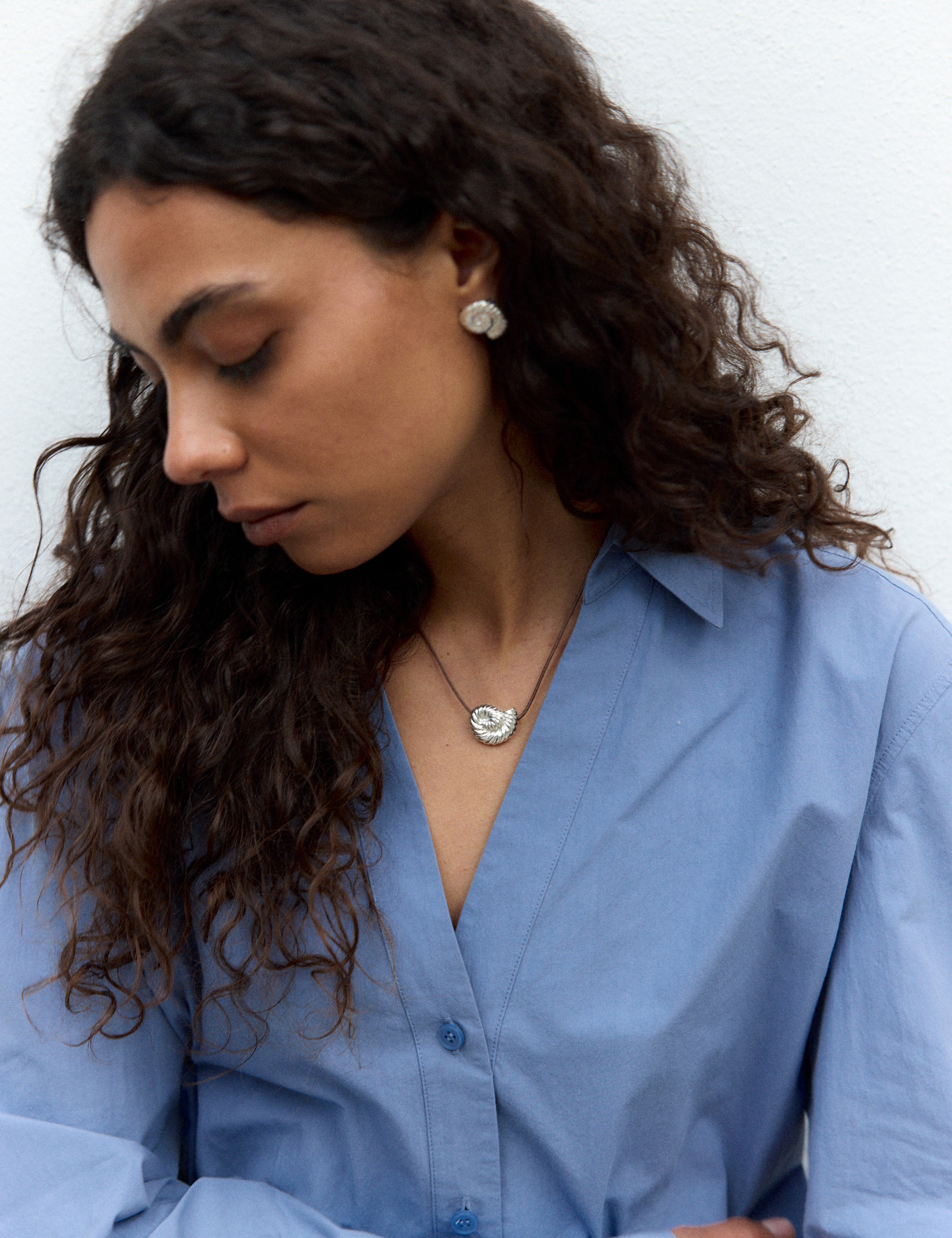louise-damas-collier-l-ammonite-pendentif-spiral-sur-cordon-coton-cir image 3