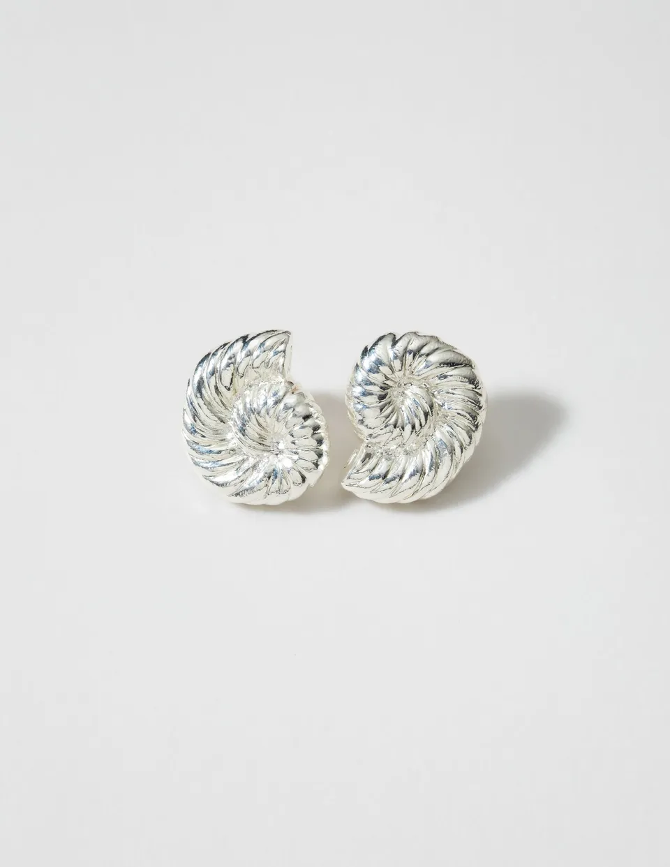 louise-damas-boucles-l-ammonite-boucles-sculpt-es-en-spirale-fossile image 1