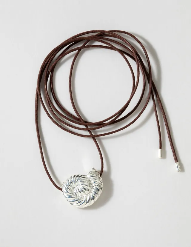 louise-damas-collier-l-ammonite-pendentif-spiral-sur-cordon-coton-cir image 1