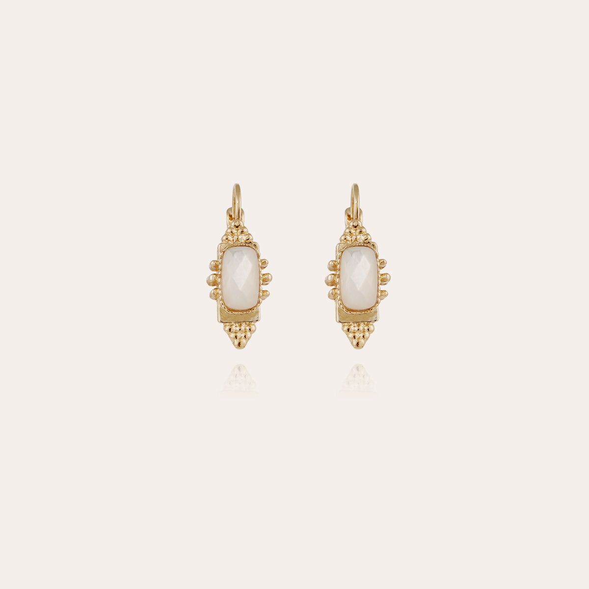 gas-bijoux-boucles-d-oreilles-serti-talisman-nacre-blanche image 1