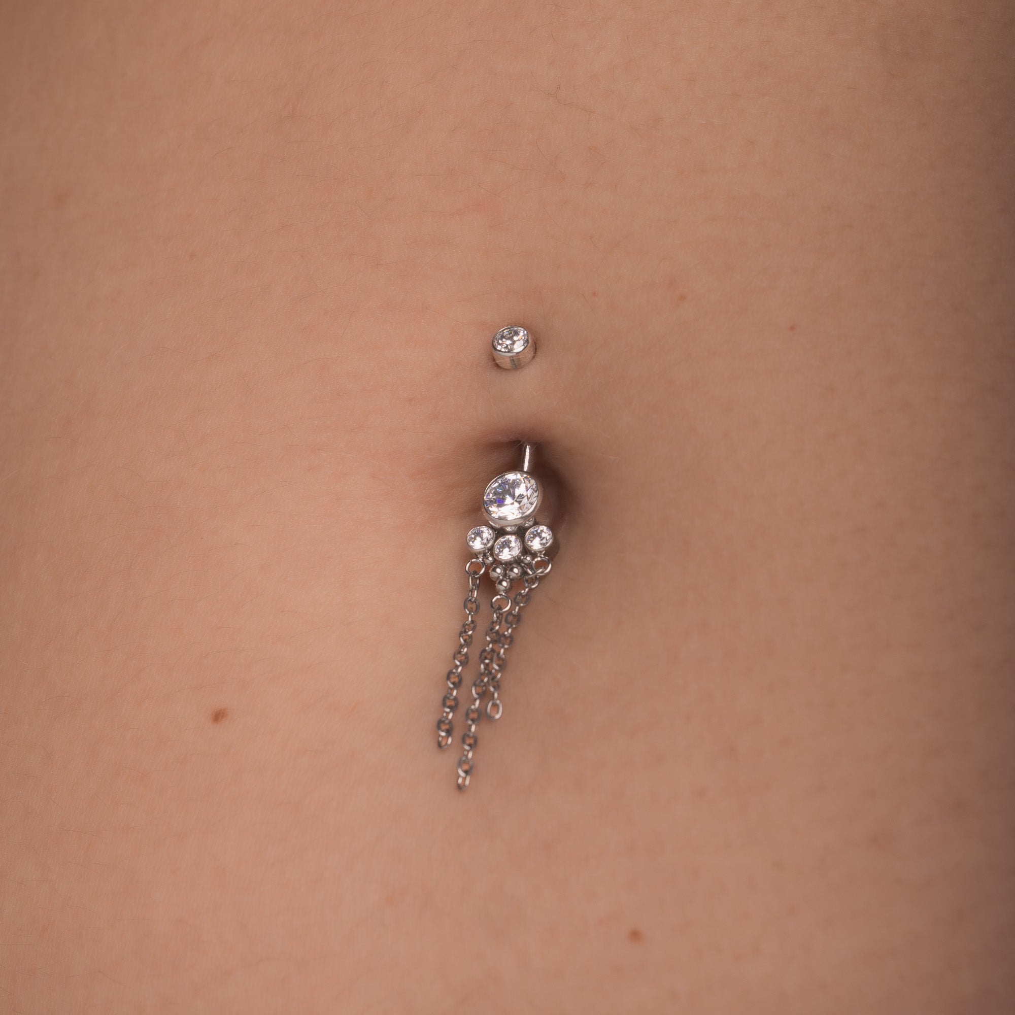 obsidian-piercing-cynar-piercing-nombril-titane-cha-nes-zircons-vissage-interne image 3