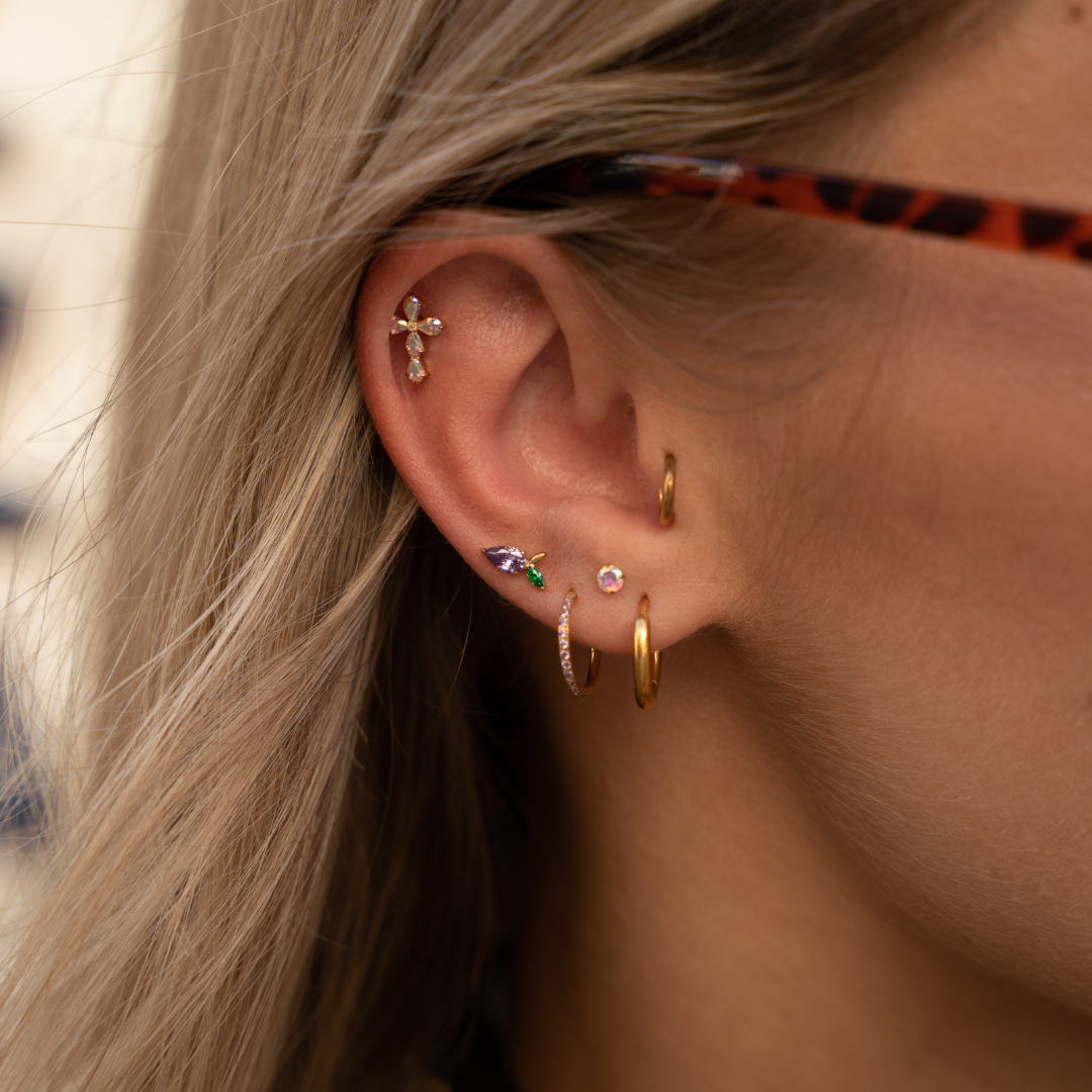 obsidian-piercing-spritz-croix-titane-pvd-gold-pour-flat-lobe image 3