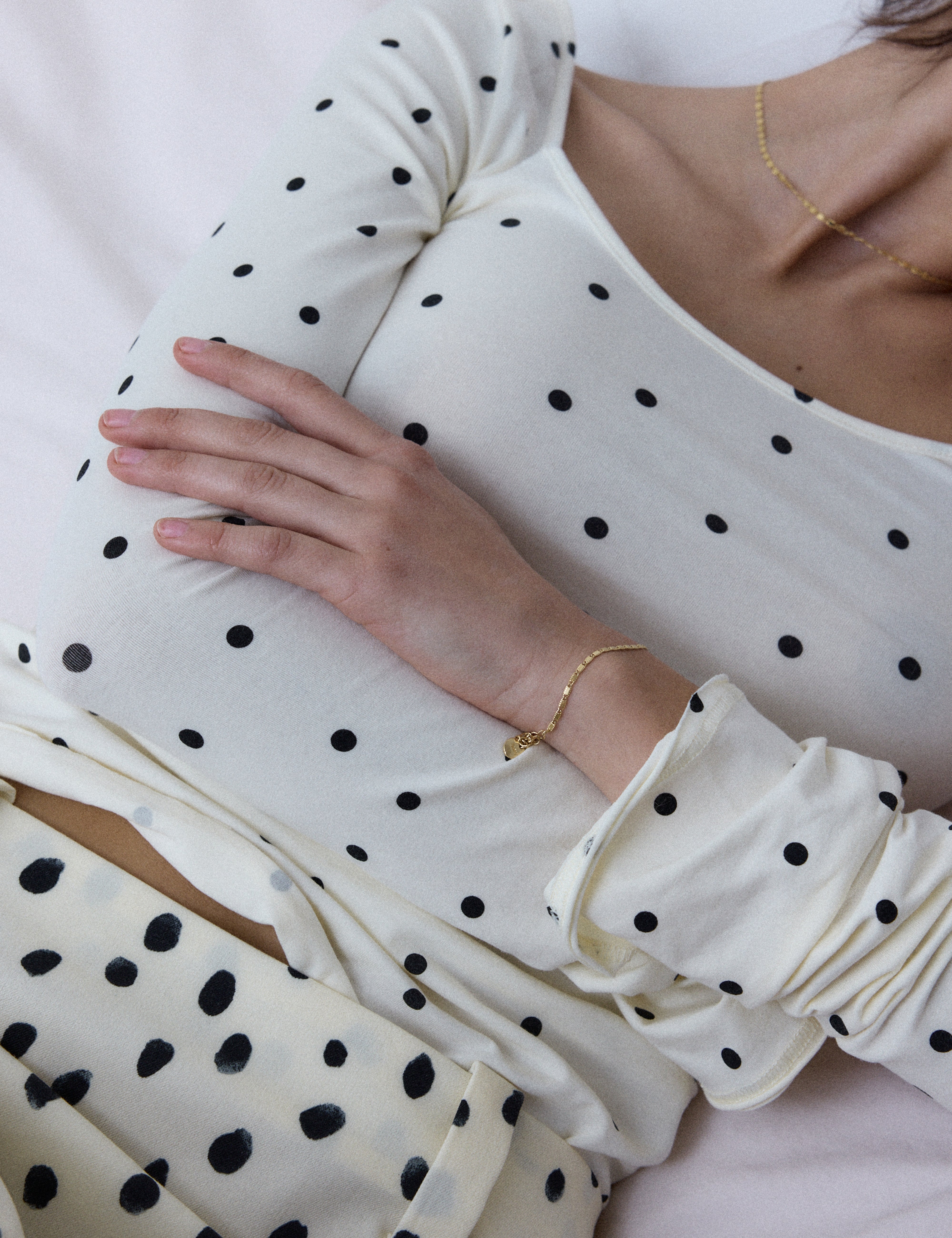 louise-damas-bracelet-la-dentelle-bracelet-maille-fine-et-plate-fini-cisel image 3