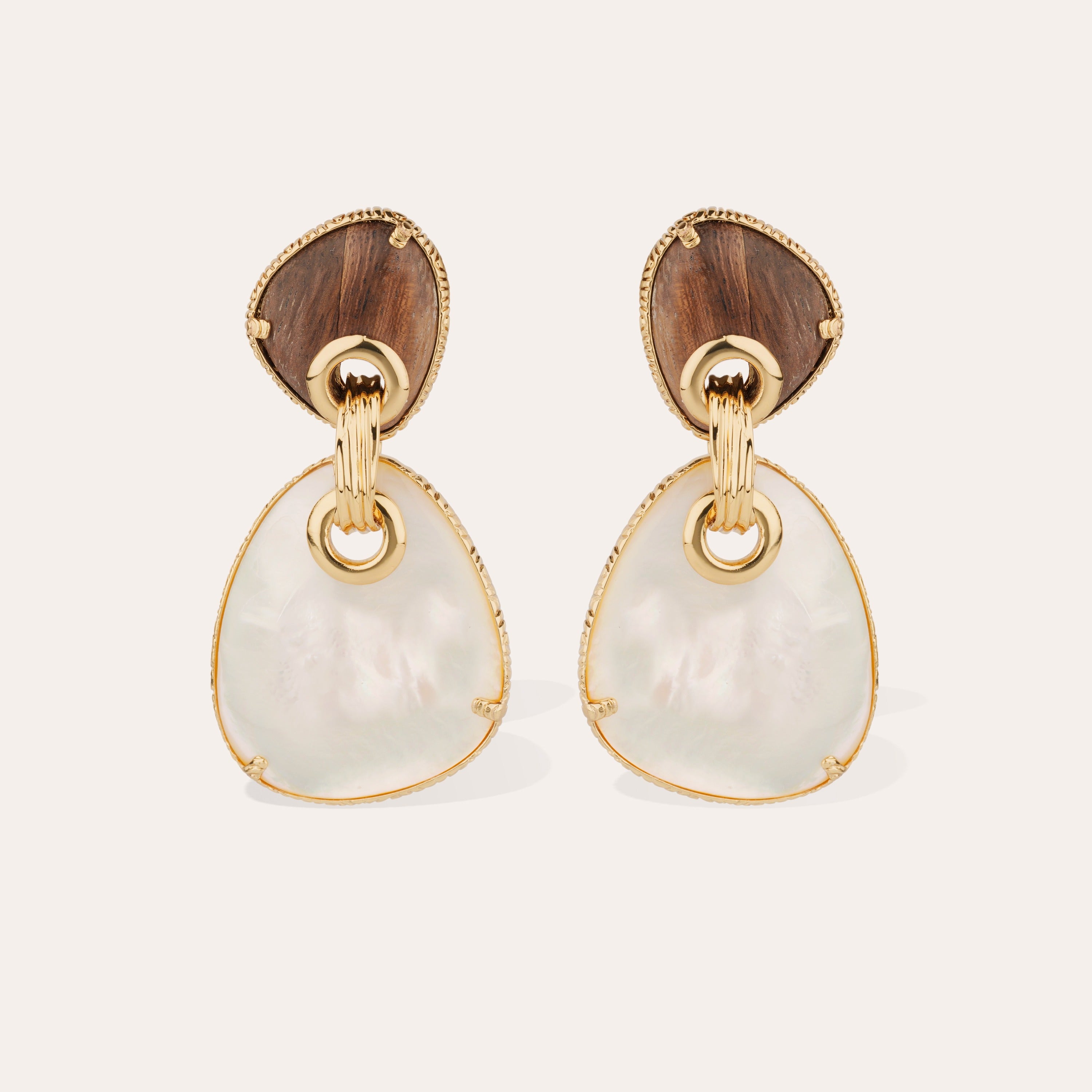 gas-bijoux-boucles-silia-grand-mod-le-bois-et-nacre-blanche-dor-es image 1