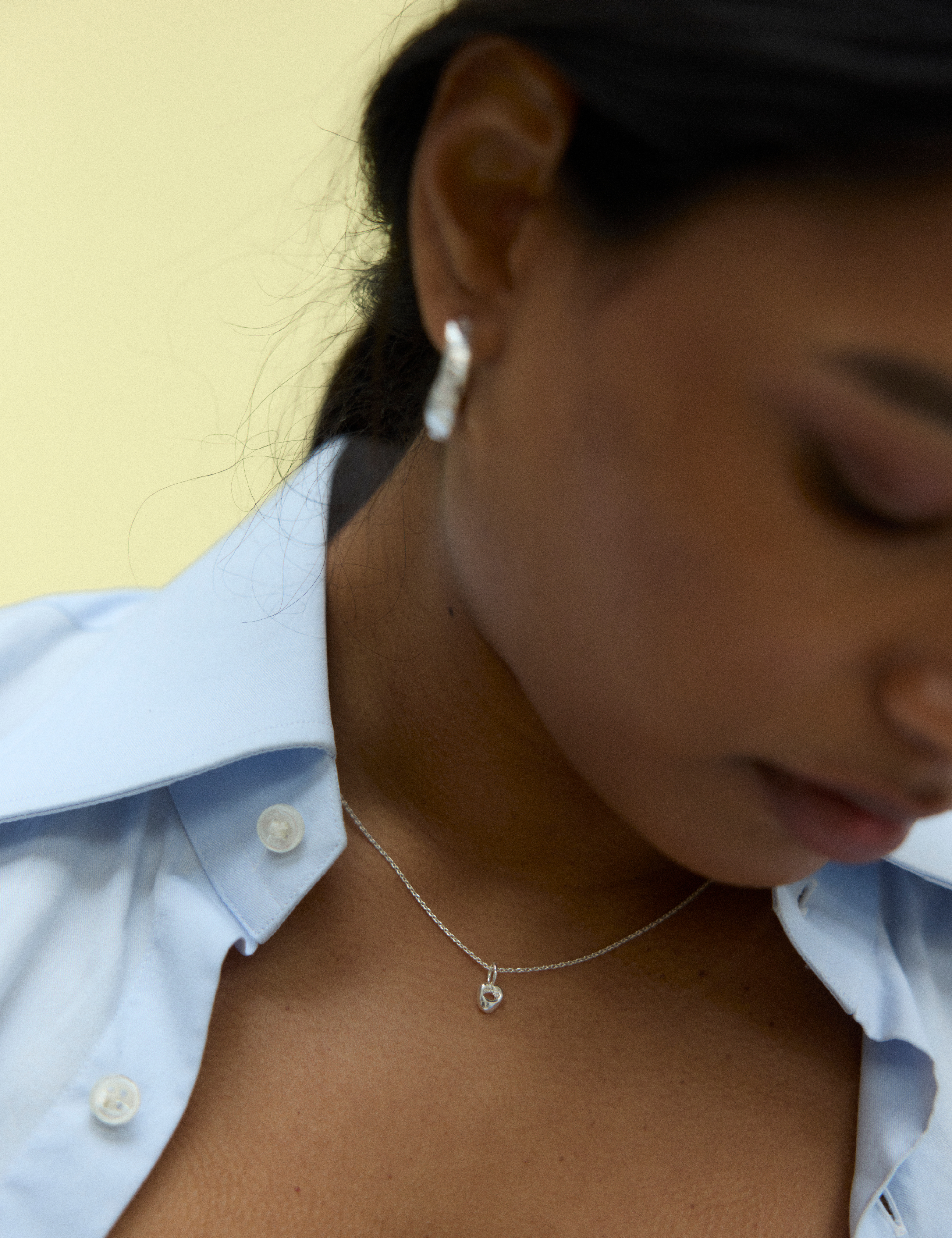 louise-damas-collier-le-minuscule-petit-pendentif-ajour-volutes-sur-cha-ne-fine image 3