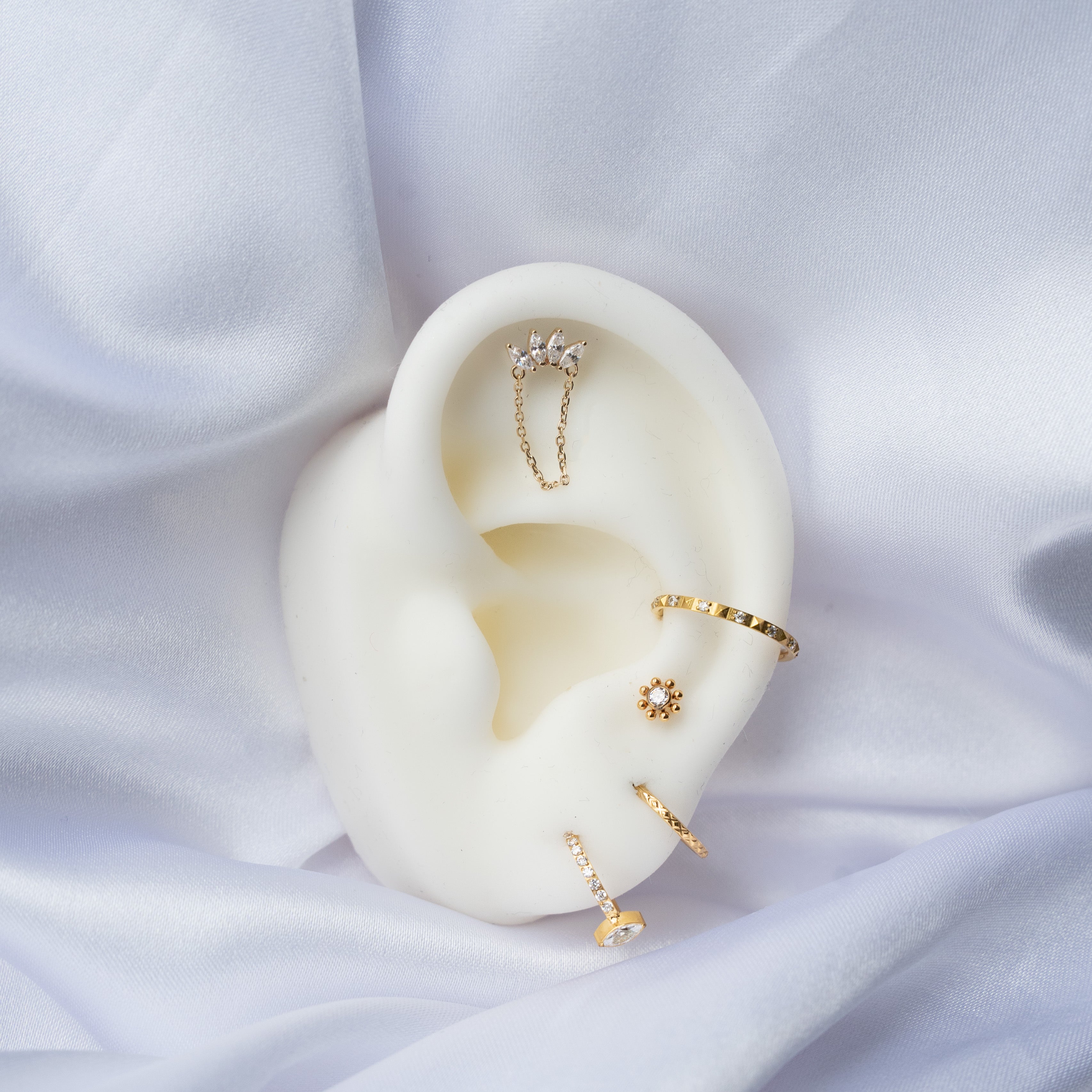 obsidian-piercing-hadar-or-14k-bijou-h-lix-conch-ventail-zircons-cha-ne image 2
