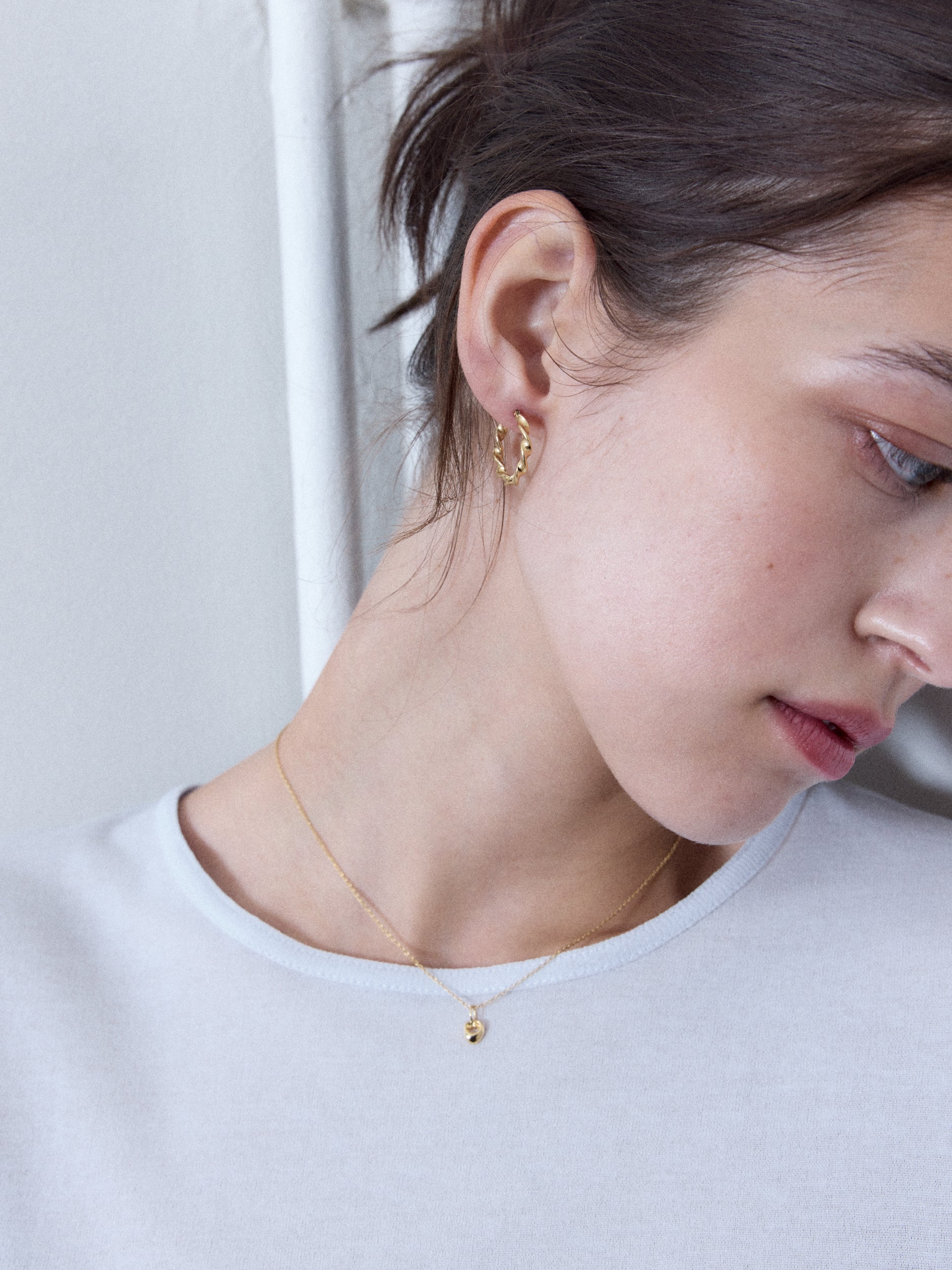 louise-damas-collier-le-minuscule-petit-pendentif-volutes-cha-ne-fine image 3