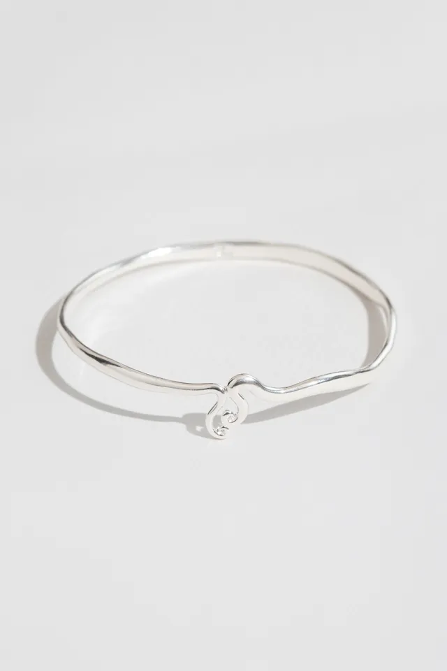 louise-damas-bracelet-les-volutes-jonc-fin-motif-de-volutes-sculpt-es image 1