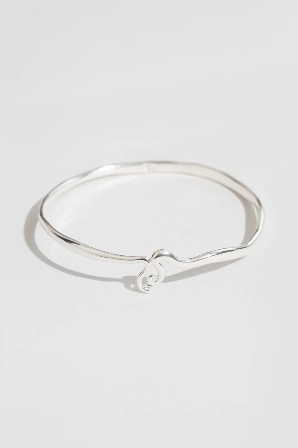 louise-damas-bracelet-les-volutes-jonc-fin-motif-de-volutes-sculpt-es image 1