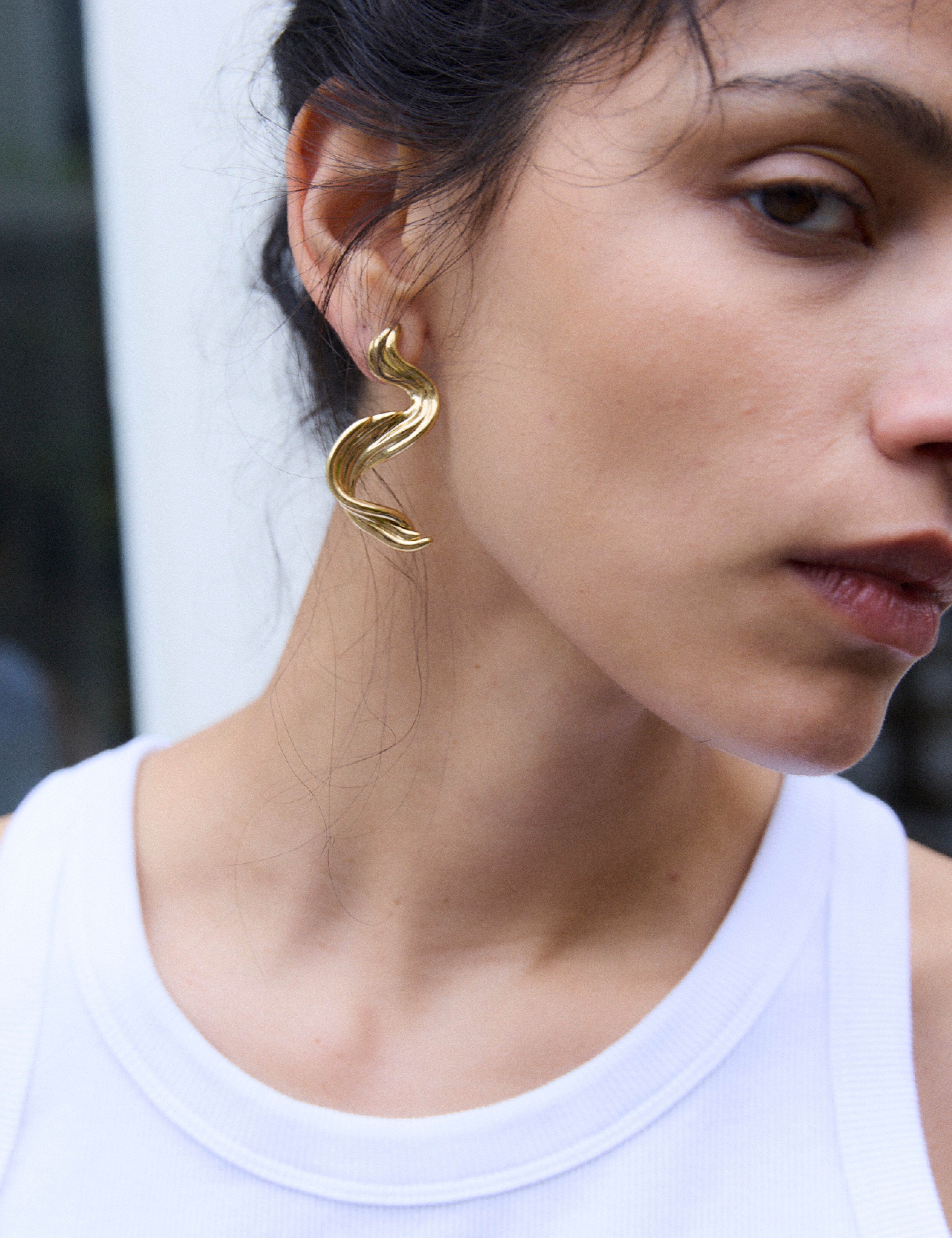louise-damas-le-sillage-boucles-d-oreilles-sculpt-es-courbe-ondulante image 2