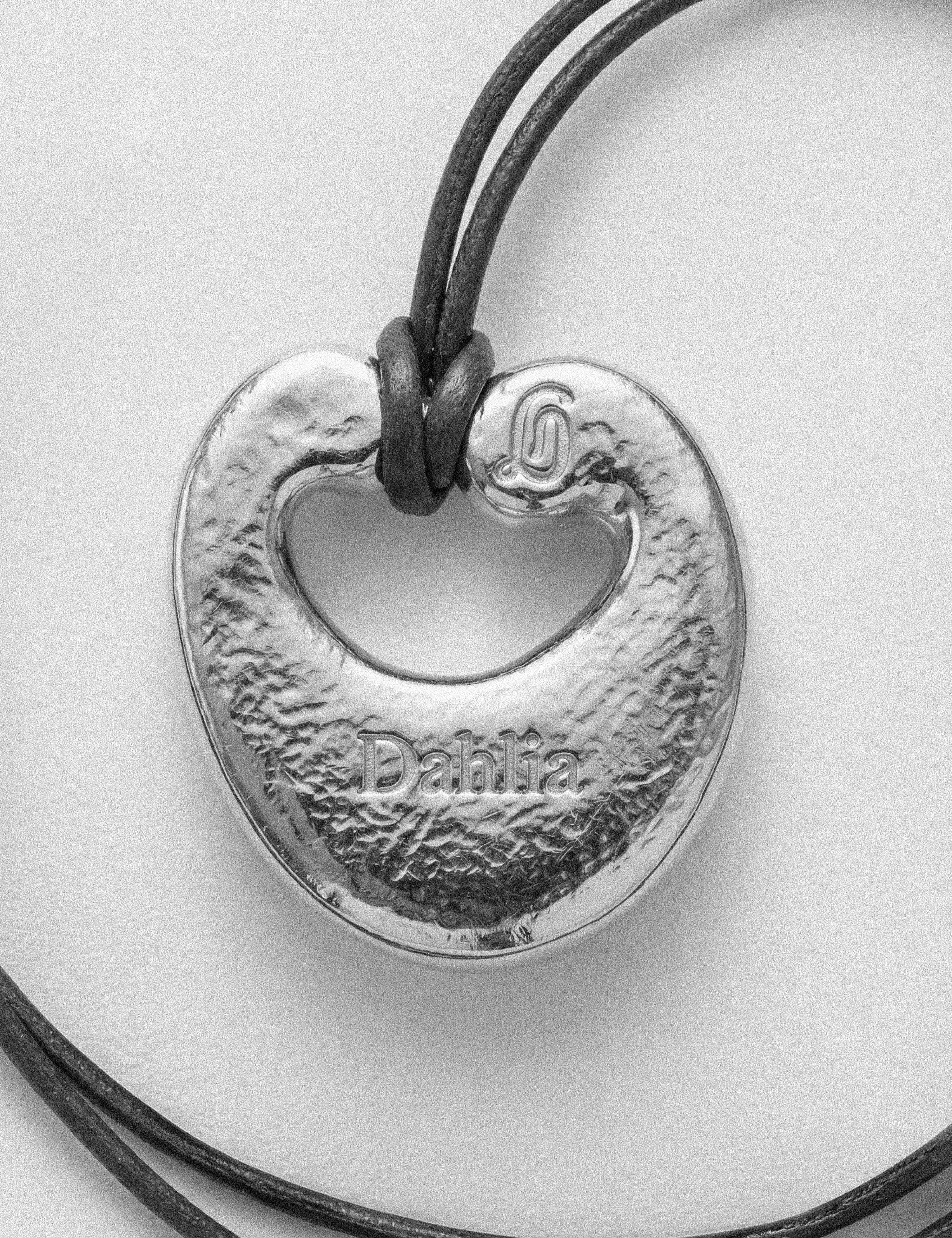 louise-damas-collier-le-bomb-pendentif-volutes-cordon-coton-cir image 7
