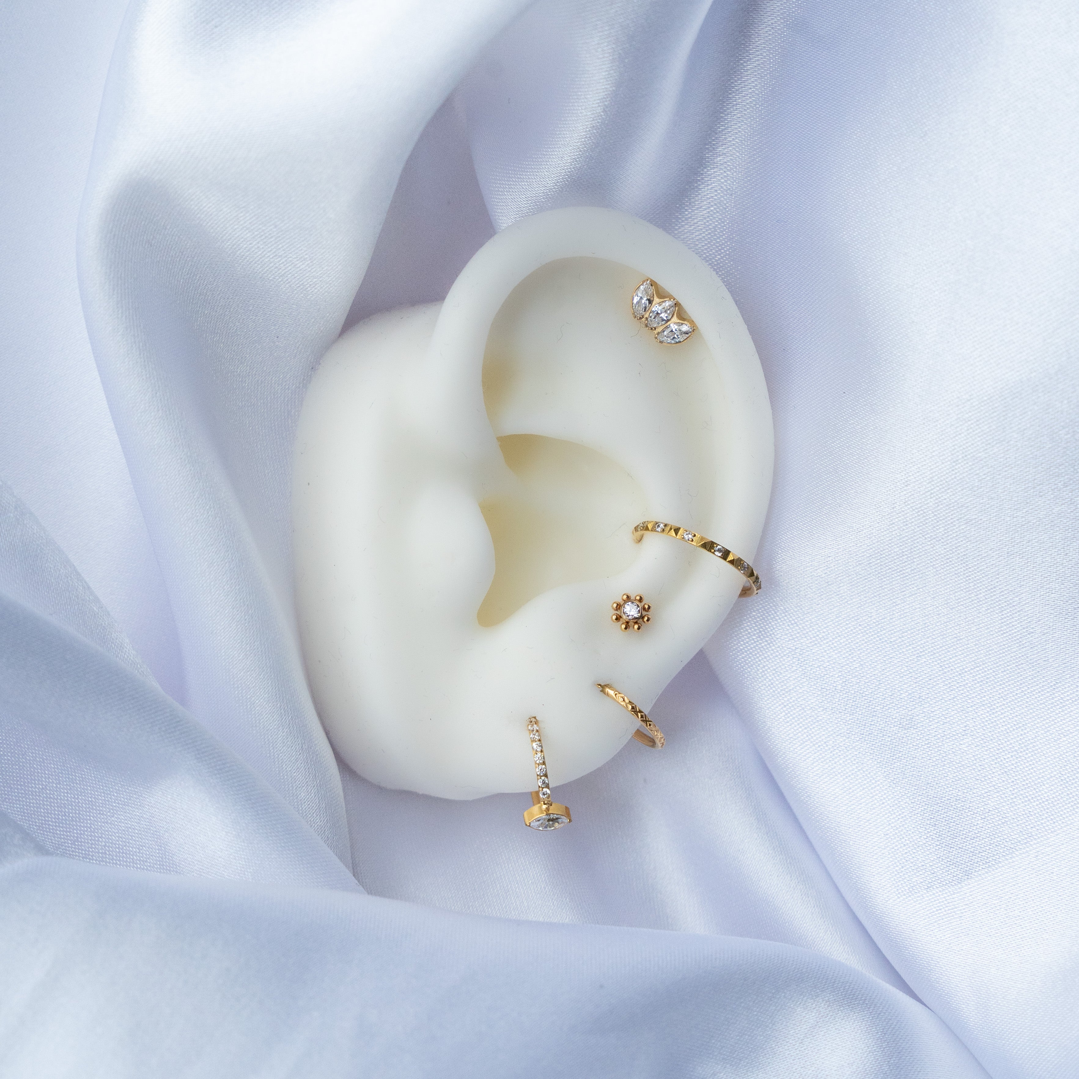 obsidian-piercing-marquise-piercing-h-lix-conch-en-titane-pvd-gold-3-cristaux-ma image 4