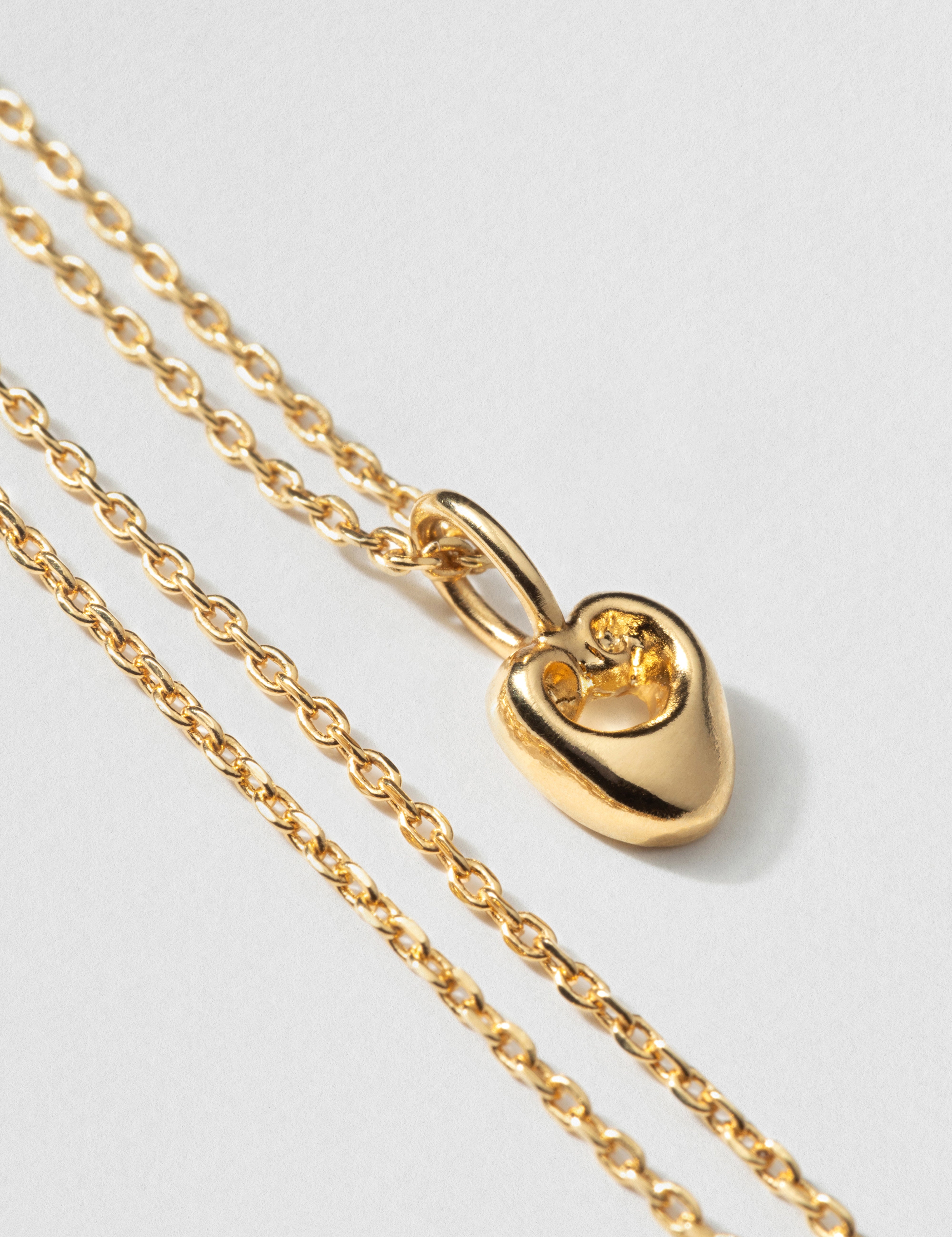 louise-damas-collier-le-minuscule-petit-pendentif-volutes-cha-ne-fine image 4