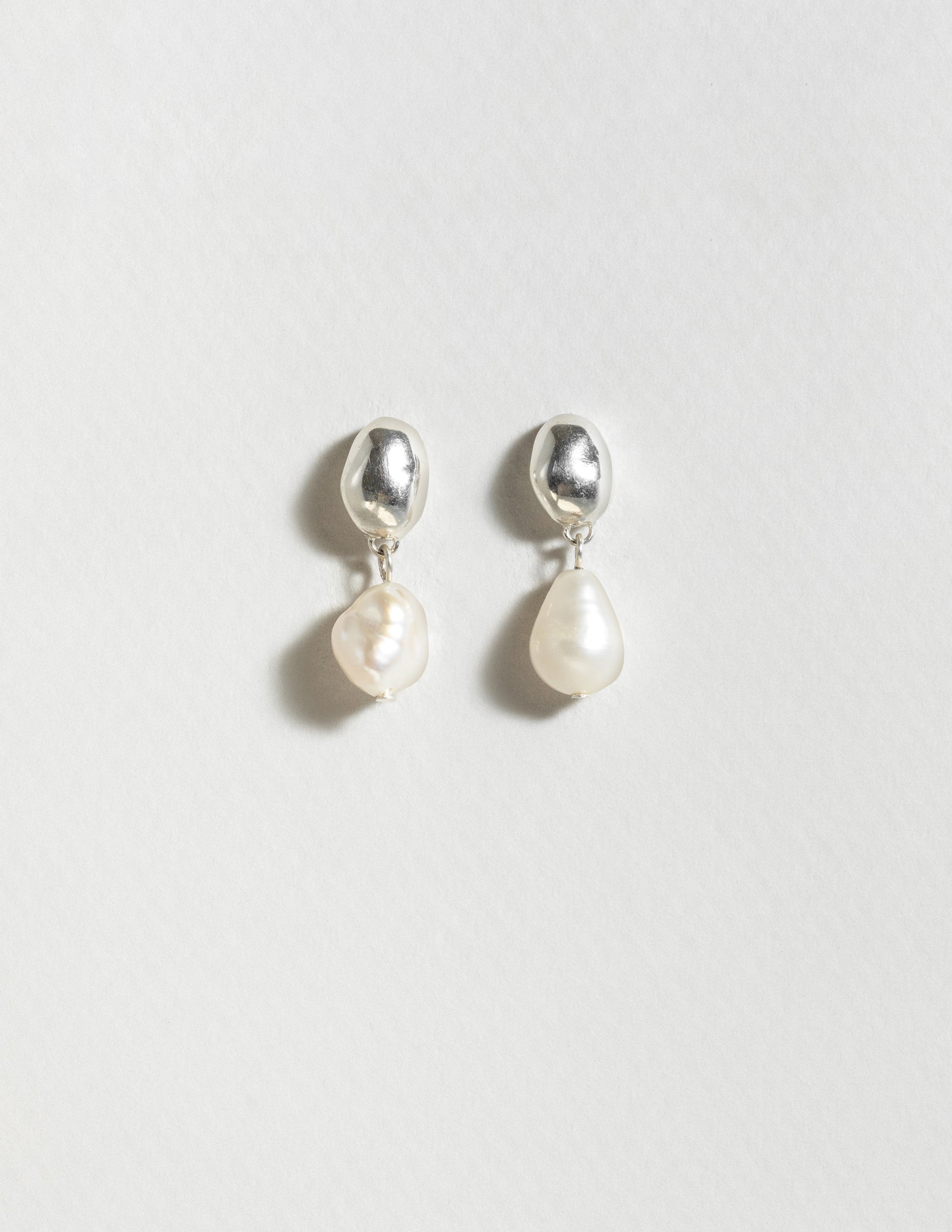 louise-damas-boucles-la-perle-version-argent-e-perles-moul-es-et-perles-d-eau-do image 1